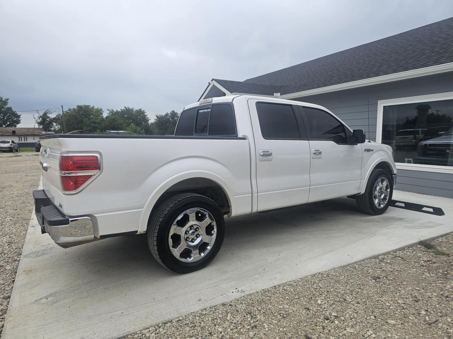 2010 WHITE Ford F-150 Lariat SuperCrew 5.5-ft. Bed 2WD (1FTFW1CV1AK) with an 5.4L V8 SOHC 24V FFV engine, 4-Speed Automatic transmission, located at 607 S Seven Points BLVD, Seven Points, TX, 75143, (430) 255-4030, 32.313934, -96.207932 - Photo#2