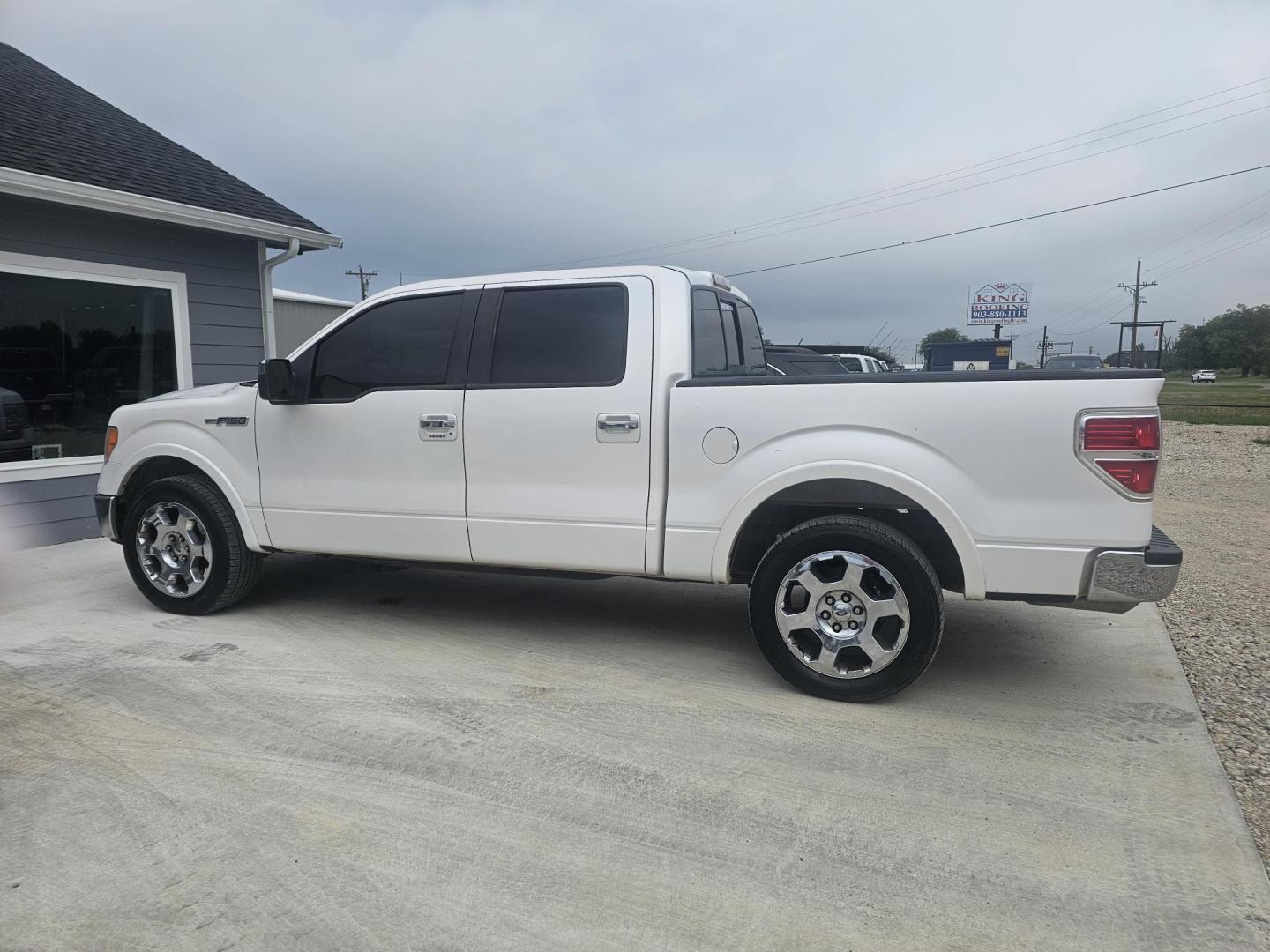 2010 WHITE Ford F-150 Lariat SuperCrew 5.5-ft. Bed 2WD (1FTFW1CV1AK) with an 5.4L V8 SOHC 24V FFV engine, 4-Speed Automatic transmission, located at 607 S Seven Points BLVD, Seven Points, TX, 75143, (430) 255-4030, 32.313934, -96.207932 - Photo#3
