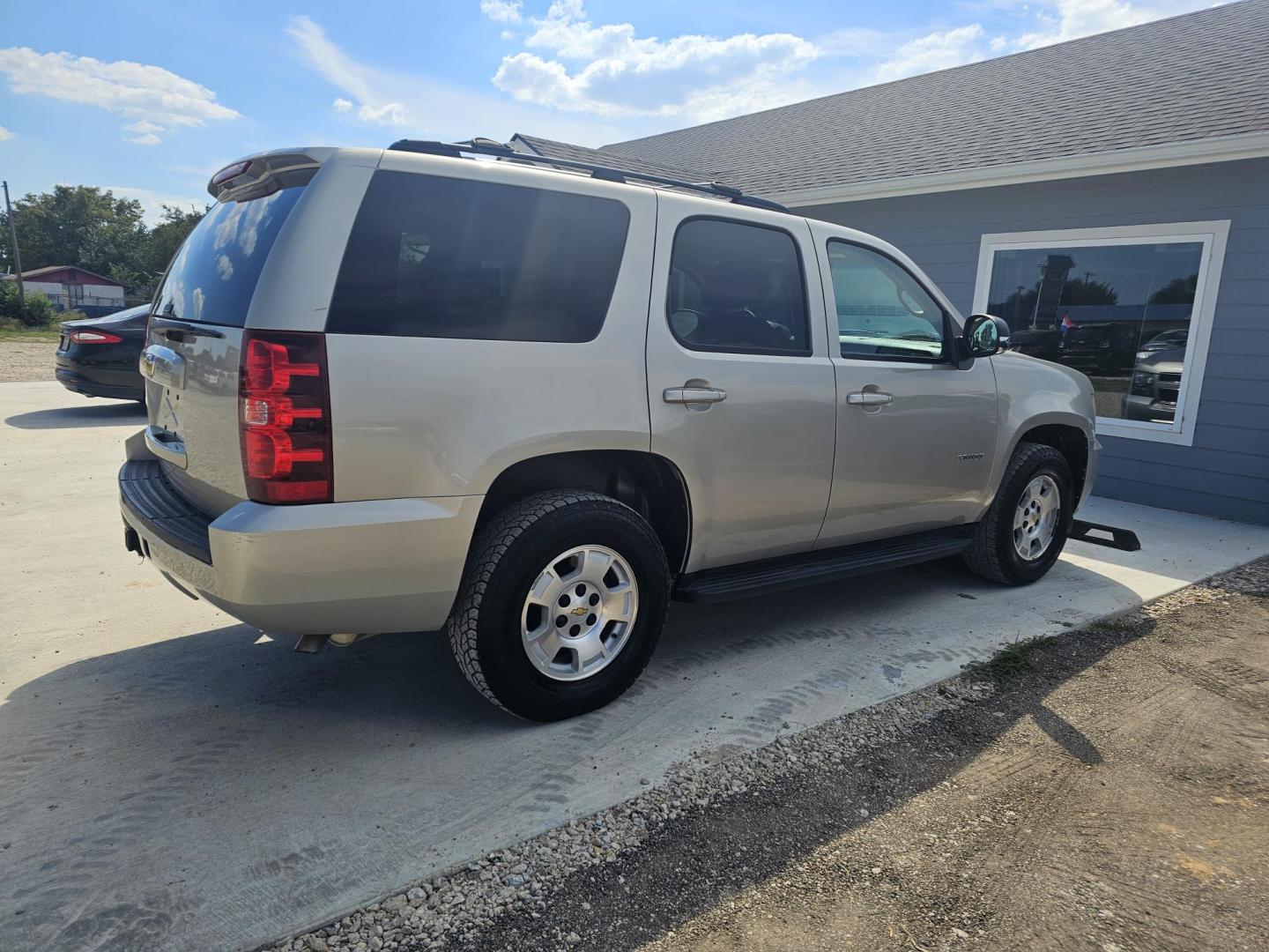 2013 GOLD Chevrolet Tahoe LS 2WD (1GNSCAE00DR) with an 5.3L V8 OHV 16V FFV engine, 6-Speed Automatic transmission, located at 607 S Seven Points BLVD, Seven Points, TX, 75143, (430) 255-4030, 32.313934, -96.207932 - Photo#2
