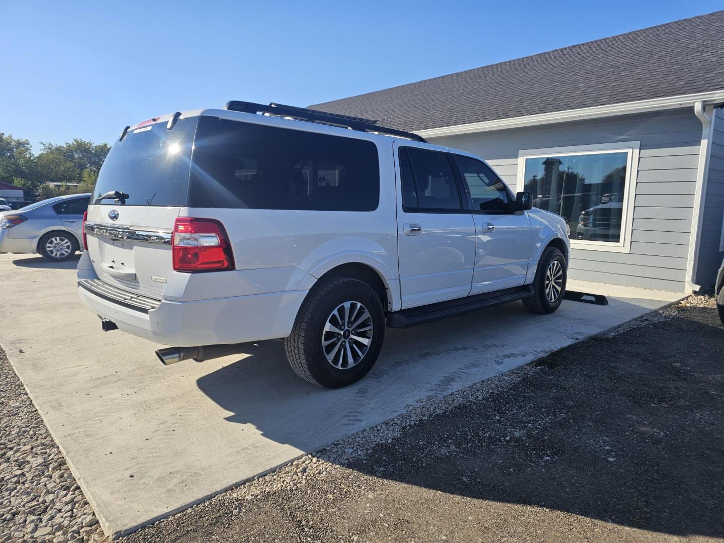 2017 WHITE Ford Expedition EL 2WD (1FMJK1HT7HE) with an 3.5L V6 DOHC 24V FFV engine, 6A transmission, located at 607 S Seven Points BLVD, Seven Points, TX, 75143, (430) 255-4030, 32.313934, -96.207932 - Photo#2
