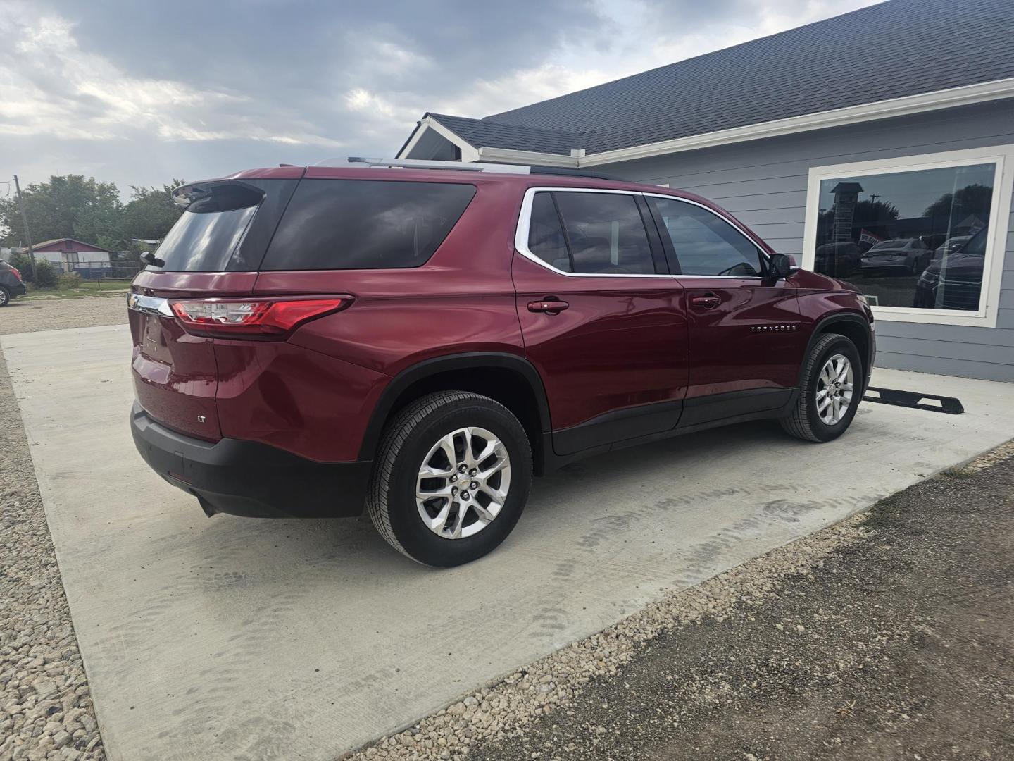 2018 RED Chevrolet Traverse LT Cloth FWD (1GNERGKWXJJ) with an 3.6L V6 DOHC 24V engine, 9A transmission, located at 607 S Seven Points BLVD, Seven Points, TX, 75143, (430) 255-4030, 32.313934, -96.207932 - Photo#2