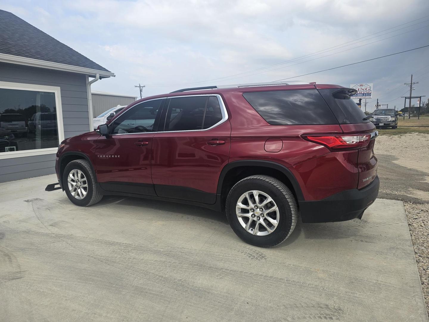 2018 RED Chevrolet Traverse LT Cloth FWD (1GNERGKWXJJ) with an 3.6L V6 DOHC 24V engine, 9A transmission, located at 607 S Seven Points BLVD, Seven Points, TX, 75143, (430) 255-4030, 32.313934, -96.207932 - Photo#3