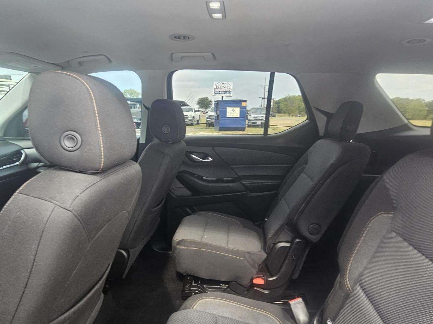 2018 RED Chevrolet Traverse LT Cloth FWD (1GNERGKWXJJ) with an 3.6L V6 DOHC 24V engine, 9A transmission, located at 607 S Seven Points BLVD, Seven Points, TX, 75143, (430) 255-4030, 32.313934, -96.207932 - Photo#5