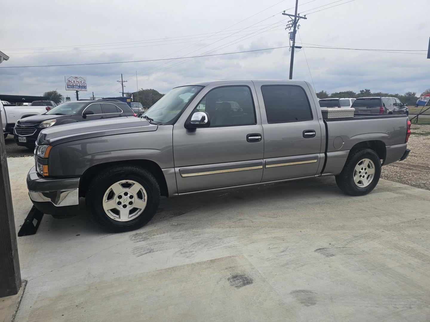 2007 GRAY Chevrolet Silverado Classic 1500 LS2 Crew Cab 2WD (2GCEC13Z271) with an 5.3L V8 OHV 16V FFV engine, 4-Speed Automatic Overdrive transmission, located at 607 S Seven Points BLVD, Seven Points, TX, 75143, (430) 255-4030, 32.313934, -96.207932 - Photo#0
