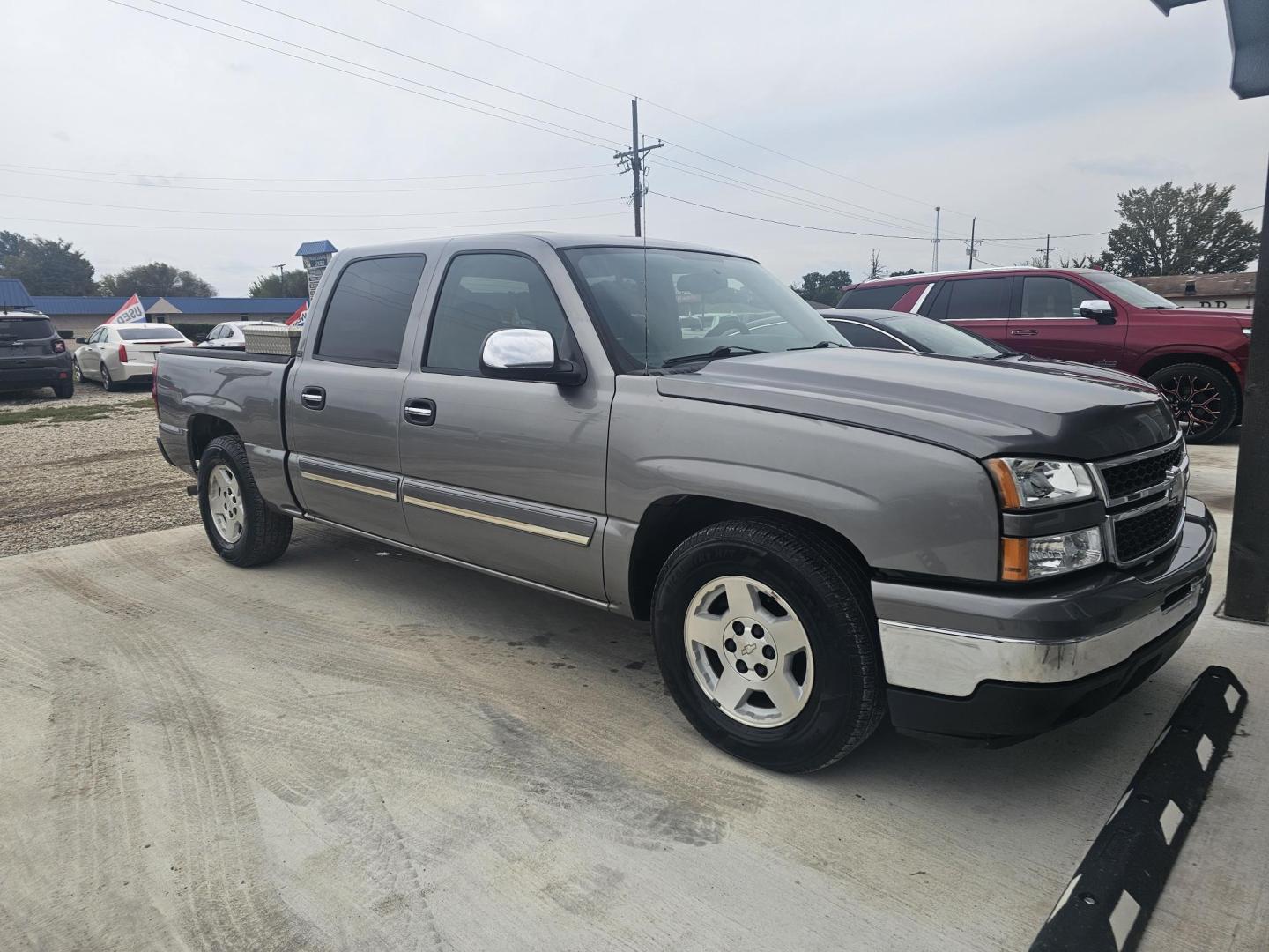 2007 GRAY Chevrolet Silverado Classic 1500 LS2 Crew Cab 2WD (2GCEC13Z271) with an 5.3L V8 OHV 16V FFV engine, 4-Speed Automatic Overdrive transmission, located at 607 S Seven Points BLVD, Seven Points, TX, 75143, (430) 255-4030, 32.313934, -96.207932 - Photo#1