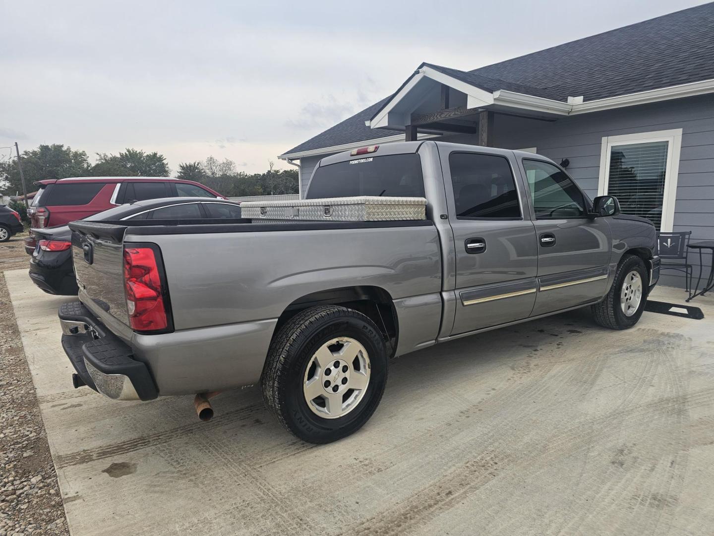 2007 GRAY Chevrolet Silverado Classic 1500 LS2 Crew Cab 2WD (2GCEC13Z271) with an 5.3L V8 OHV 16V FFV engine, 4-Speed Automatic Overdrive transmission, located at 607 S Seven Points BLVD, Seven Points, TX, 75143, (430) 255-4030, 32.313934, -96.207932 - Photo#2