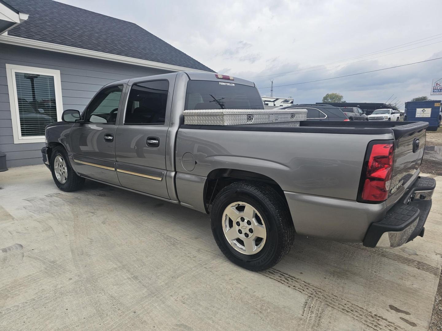 2007 GRAY Chevrolet Silverado Classic 1500 LS2 Crew Cab 2WD (2GCEC13Z271) with an 5.3L V8 OHV 16V FFV engine, 4-Speed Automatic Overdrive transmission, located at 607 S Seven Points BLVD, Seven Points, TX, 75143, (430) 255-4030, 32.313934, -96.207932 - Photo#3