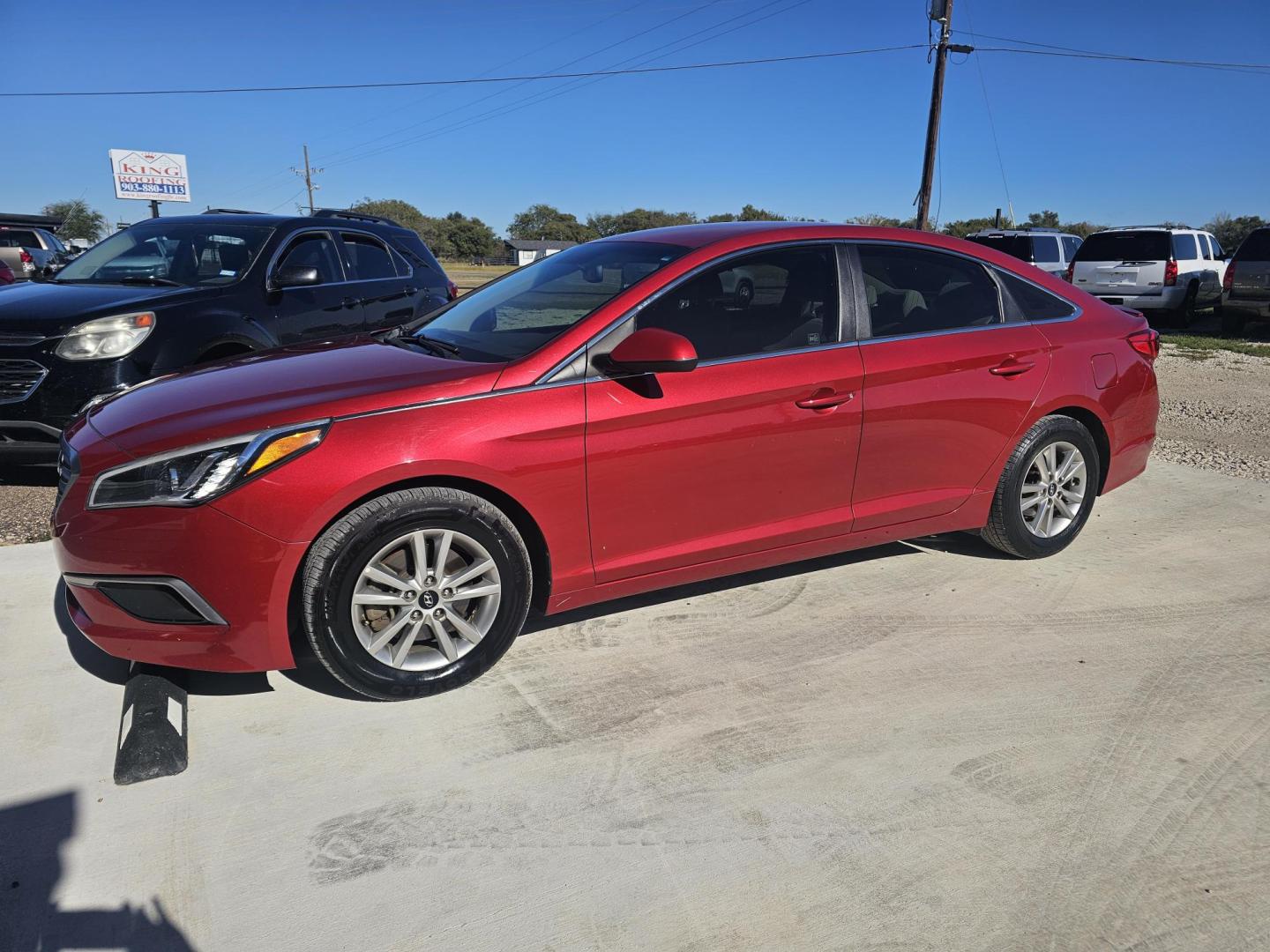 2017 MAROON Hyundai Sonata SE (5NPE24AF2HH) with an 2.4L L4 DOHC 16V engine, 7A transmission, located at 607 S Seven Points BLVD, Seven Points, TX, 75143, (430) 255-4030, 32.313934, -96.207932 - Photo#0
