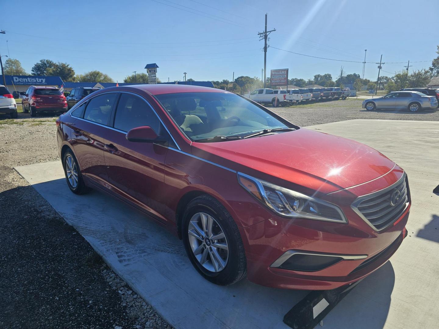 2017 MAROON Hyundai Sonata SE (5NPE24AF2HH) with an 2.4L L4 DOHC 16V engine, 7A transmission, located at 607 S Seven Points BLVD, Seven Points, TX, 75143, (430) 255-4030, 32.313934, -96.207932 - Photo#1
