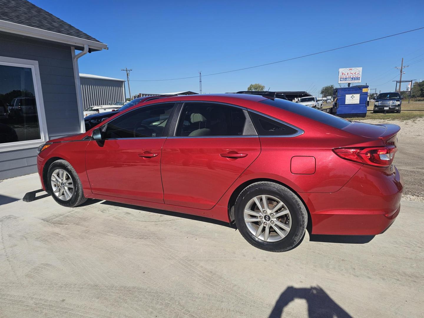 2017 MAROON Hyundai Sonata SE (5NPE24AF2HH) with an 2.4L L4 DOHC 16V engine, 7A transmission, located at 607 S Seven Points BLVD, Seven Points, TX, 75143, (430) 255-4030, 32.313934, -96.207932 - Photo#3