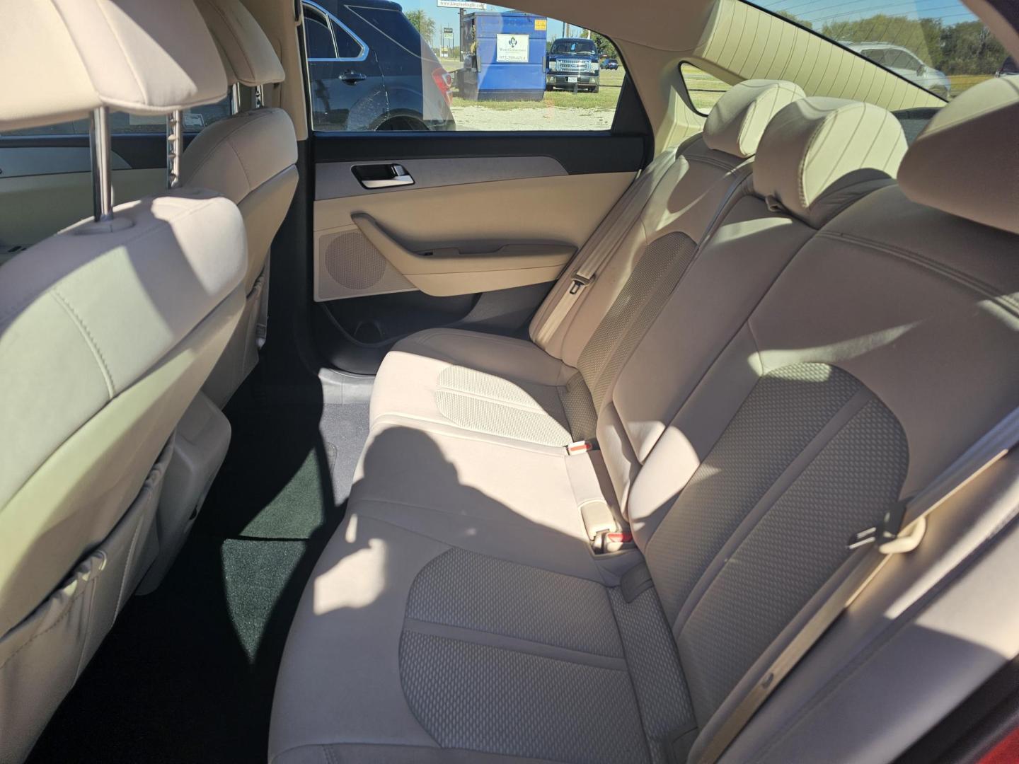 2017 MAROON Hyundai Sonata SE (5NPE24AF2HH) with an 2.4L L4 DOHC 16V engine, 7A transmission, located at 607 S Seven Points BLVD, Seven Points, TX, 75143, (430) 255-4030, 32.313934, -96.207932 - Photo#5