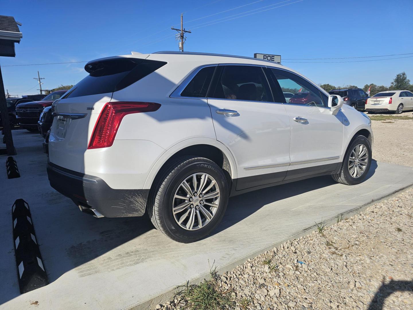 2018 WHITE Cadillac XT5 Luxury (1GYKNCRS3JZ) with an 3.6L V6 DOHC 24V engine, 8A transmission, located at 607 S Seven Points BLVD, Seven Points, TX, 75143, (430) 255-4030, 32.313934, -96.207932 - Photo#2