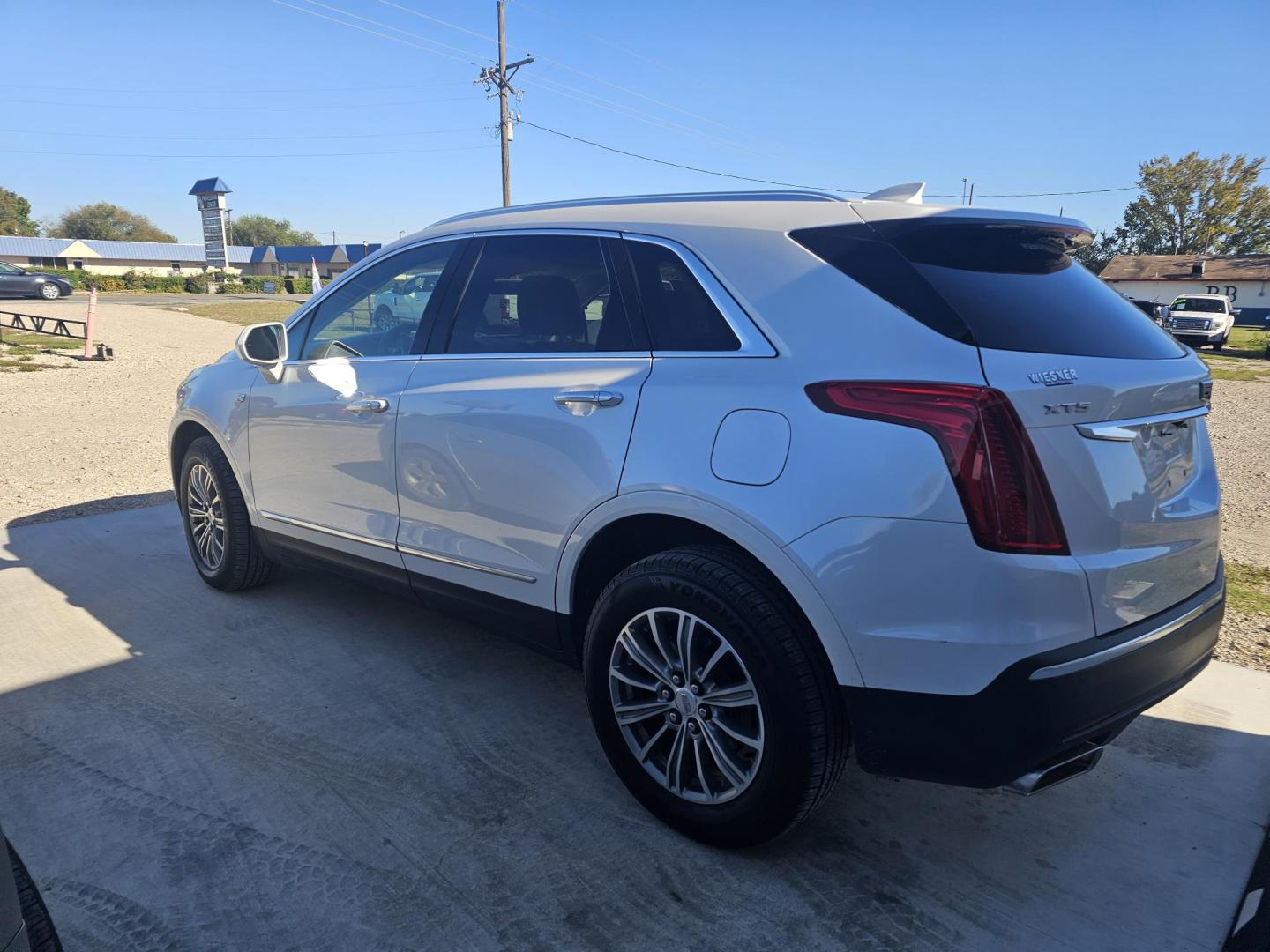 2018 WHITE Cadillac XT5 Luxury (1GYKNCRS3JZ) with an 3.6L V6 DOHC 24V engine, 8A transmission, located at 607 S Seven Points BLVD, Seven Points, TX, 75143, (430) 255-4030, 32.313934, -96.207932 - Photo#3
