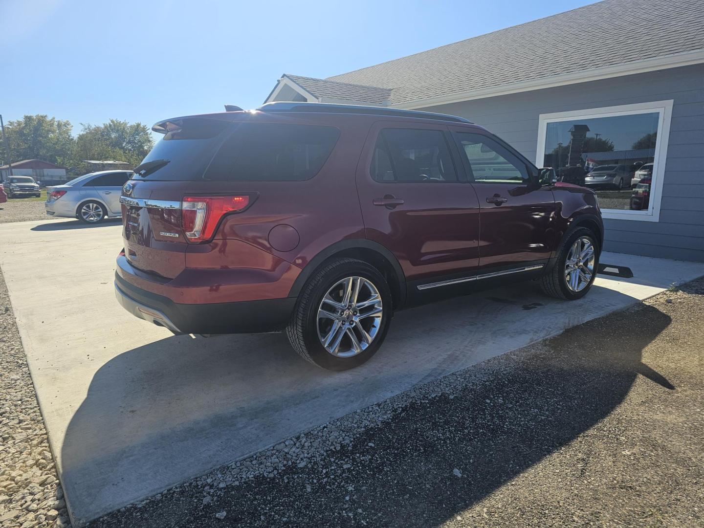2016 MAROON Ford Explorer XLT FWD (1FM5K7D87GG) with an 3.5L V6 DOHC 24V engine, 6-Speed Automatic transmission, located at 607 S Seven Points BLVD, Seven Points, TX, 75143, (430) 255-4030, 32.313934, -96.207932 - Photo#2