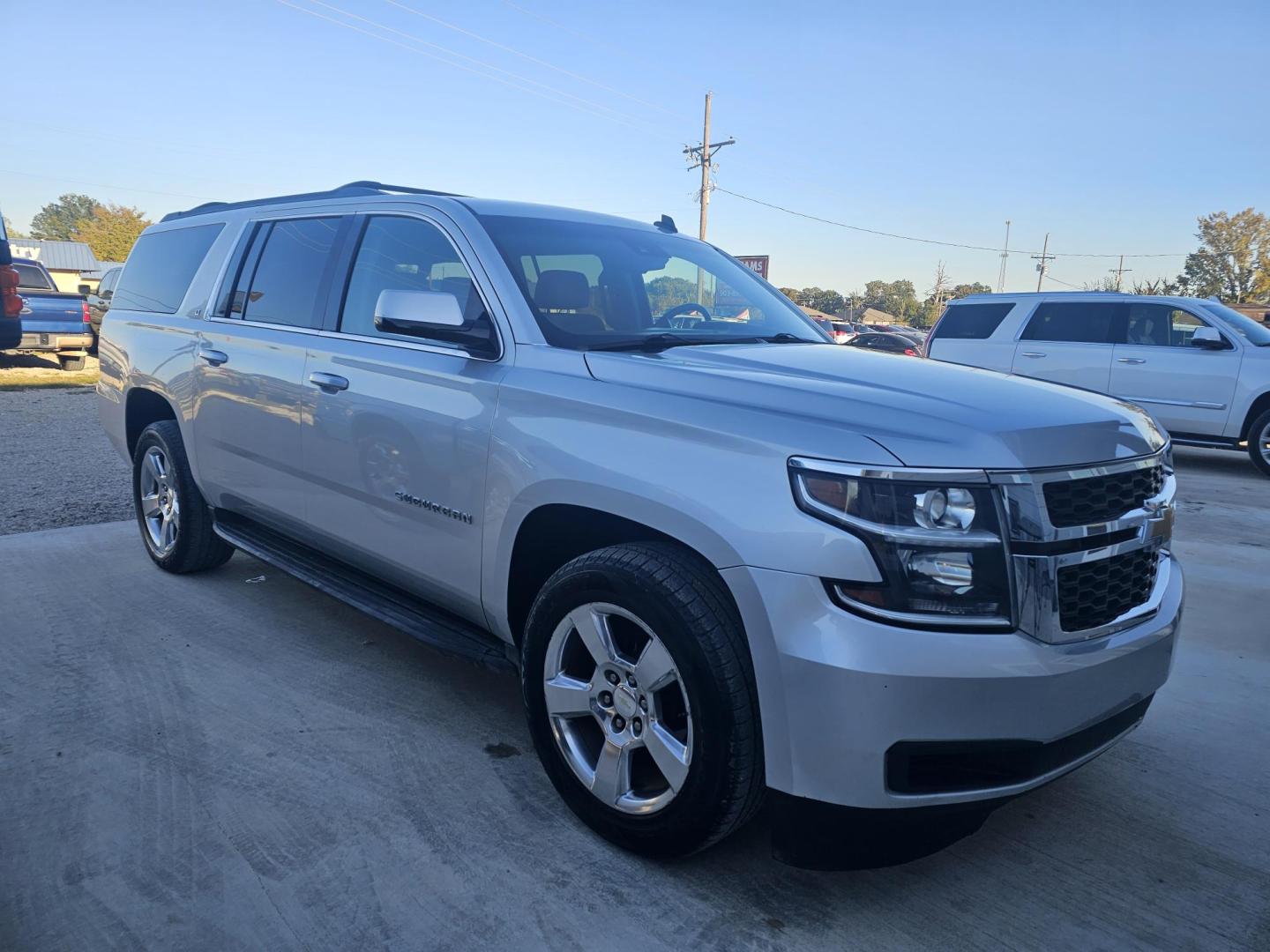 2015 SILVER Chevrolet Suburban LT 1500 2WD (1GNSCJKC4FR) with an 5.3L V8 OHV 16V engine, 6-Speed Automatic transmission, located at 607 S Seven Points BLVD, Seven Points, TX, 75143, (430) 255-4030, 32.313934, -96.207932 - Photo#1