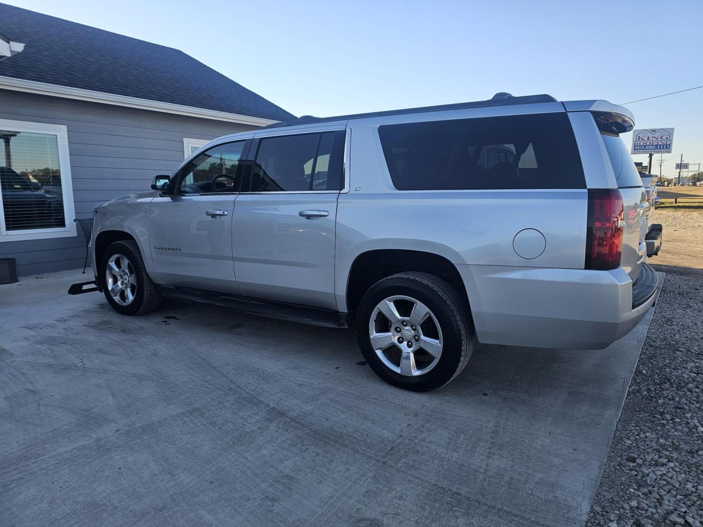 2015 SILVER Chevrolet Suburban LT 1500 2WD (1GNSCJKC4FR) with an 5.3L V8 OHV 16V engine, 6-Speed Automatic transmission, located at 607 S Seven Points BLVD, Seven Points, TX, 75143, (430) 255-4030, 32.313934, -96.207932 - Photo#3
