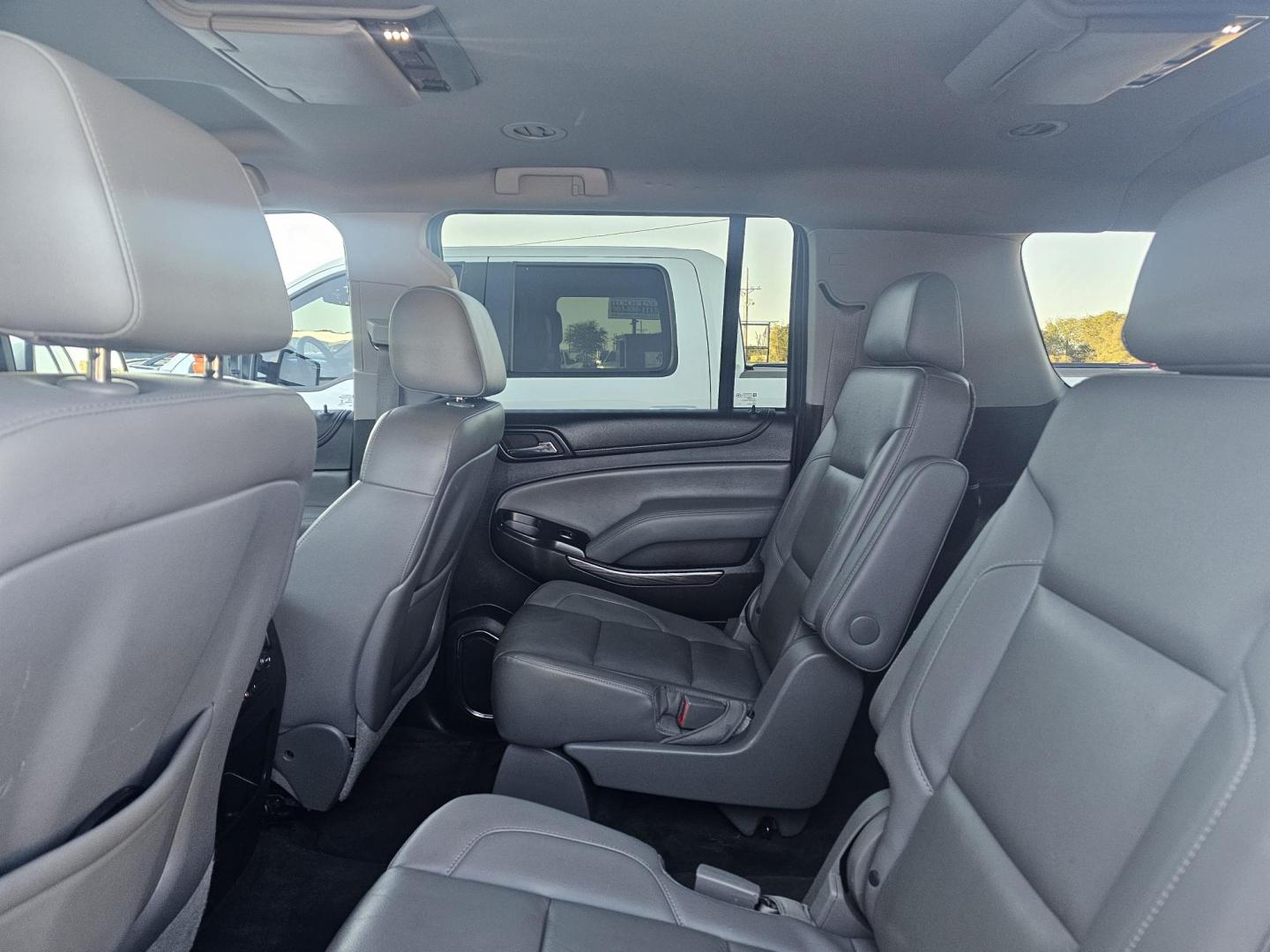 2015 SILVER Chevrolet Suburban LT 1500 2WD (1GNSCJKC4FR) with an 5.3L V8 OHV 16V engine, 6-Speed Automatic transmission, located at 607 S Seven Points BLVD, Seven Points, TX, 75143, (430) 255-4030, 32.313934, -96.207932 - Photo#5