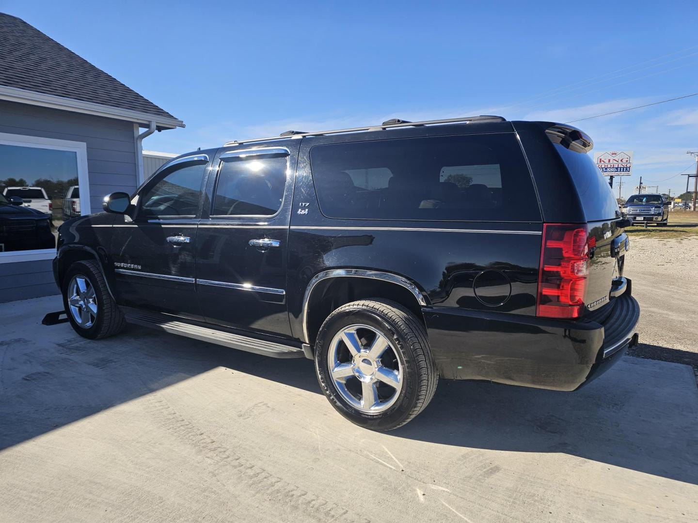 2014 BLACK Chevrolet Suburban LTZ 1500 4WD (1GNSKKE77ER) with an 5.3L V8 OHV 16V FFV engine, 6-Speed Automatic transmission, located at 607 S Seven Points BLVD, Seven Points, TX, 75143, (430) 255-4030, 32.313934, -96.207932 - Photo#3