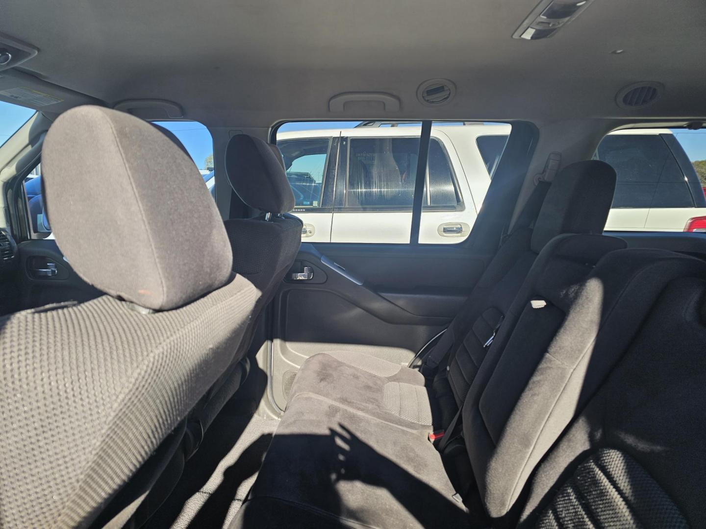 2012 SILVER Nissan Pathfinder LE 2WD (5N1AR1NN0CC) with an 4.0L V6 DOHC 24V engine, 5-Speed Automatic transmission, located at 607 S Seven Points BLVD, Seven Points, TX, 75143, (430) 255-4030, 32.313934, -96.207932 - Photo#5