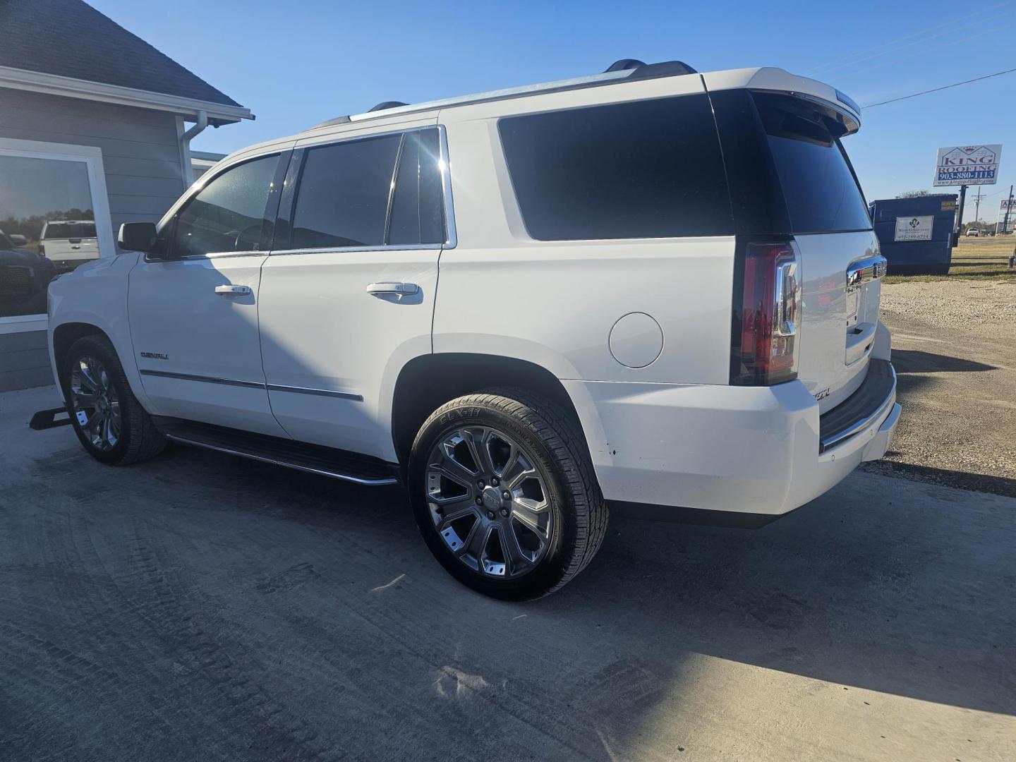 2016 WHITE GMC Yukon Denali 4WD (1GKS2CKJ3GR) with an 6.2L V8 OHV 16V engine, 6A transmission, located at 607 S Seven Points BLVD, Seven Points, TX, 75143, (430) 255-4030, 32.313934, -96.207932 - Photo#3
