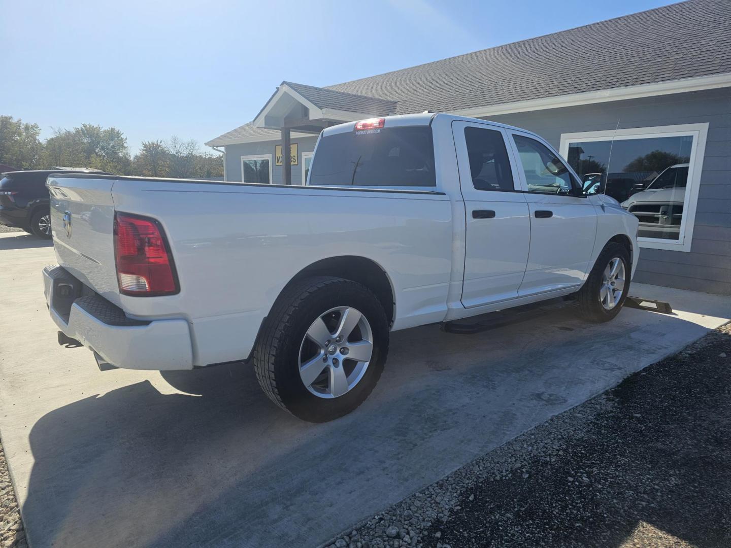 2012 WHITE Dodge Ram 1500 ST Quad Cab 2WD (1C6RD6FT6CS) with an 5.7L V8 OHV 16V engine, 6-Speed Automatic transmission, located at 607 S Seven Points BLVD, Seven Points, TX, 75143, (430) 255-4030, 32.313934, -96.207932 - Photo#2