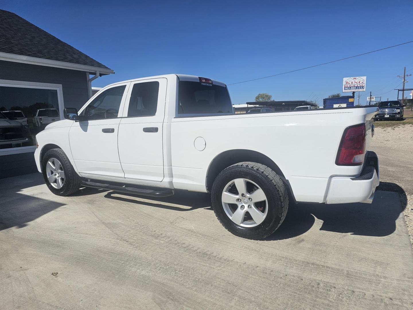 2012 WHITE Dodge Ram 1500 ST Quad Cab 2WD (1C6RD6FT6CS) with an 5.7L V8 OHV 16V engine, 6-Speed Automatic transmission, located at 607 S Seven Points BLVD, Seven Points, TX, 75143, (430) 255-4030, 32.313934, -96.207932 - Photo#3