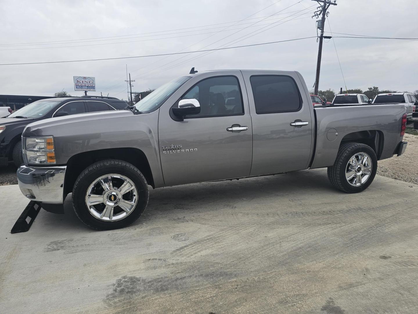 2012 SILVER Chevrolet Silverado 1500 LT Crew Cab 2WD (3GCPCSE29CG) with an 6.2L V8 OHV 16V FFV engine, 4-Speed Automatic transmission, located at 607 S Seven Points BLVD, Seven Points, TX, 75143, (430) 255-4030, 32.313934, -96.207932 - Photo#0