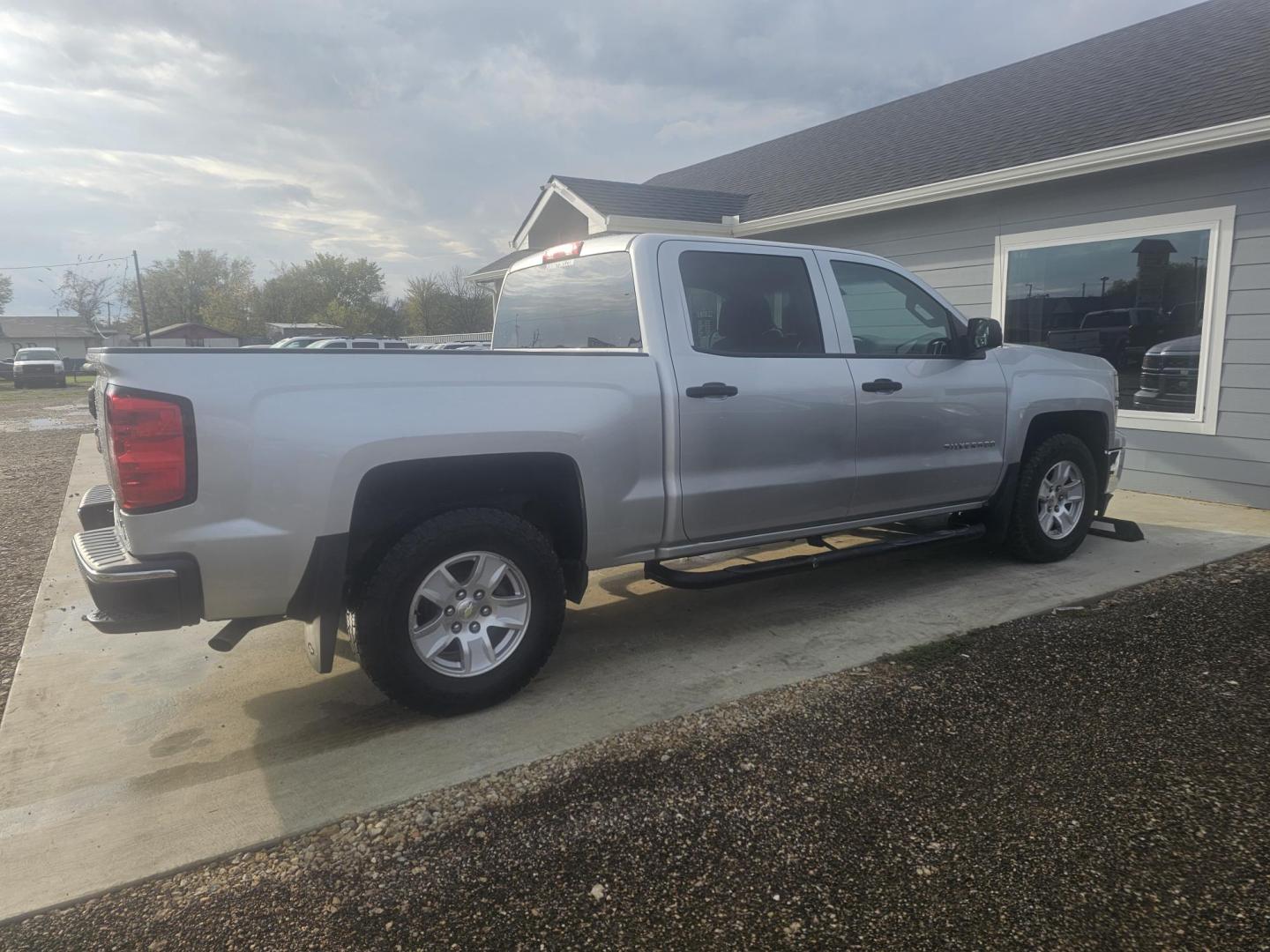 2014 SILVER Chevrolet Silverado 1500 1LT Crew Cab 2WD (3GCPCREH6EG) with an 4.3L V6 OHV 12V engine, 6-Speed Automatic transmission, located at 607 S Seven Points BLVD, Seven Points, TX, 75143, (430) 255-4030, 32.313934, -96.207932 - Photo#2