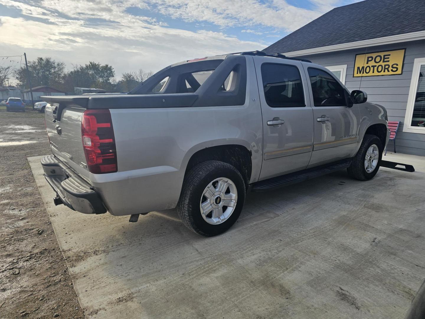 2007 TAN Chevrolet Avalanche LS 4WD (3GNFK12377G) with an 5.3L V8 OHV 16V FFV engine, 4-Speed Automatic Overdrive transmission, located at 607 S Seven Points BLVD, Seven Points, TX, 75143, (430) 255-4030, 32.313934, -96.207932 - Photo#2