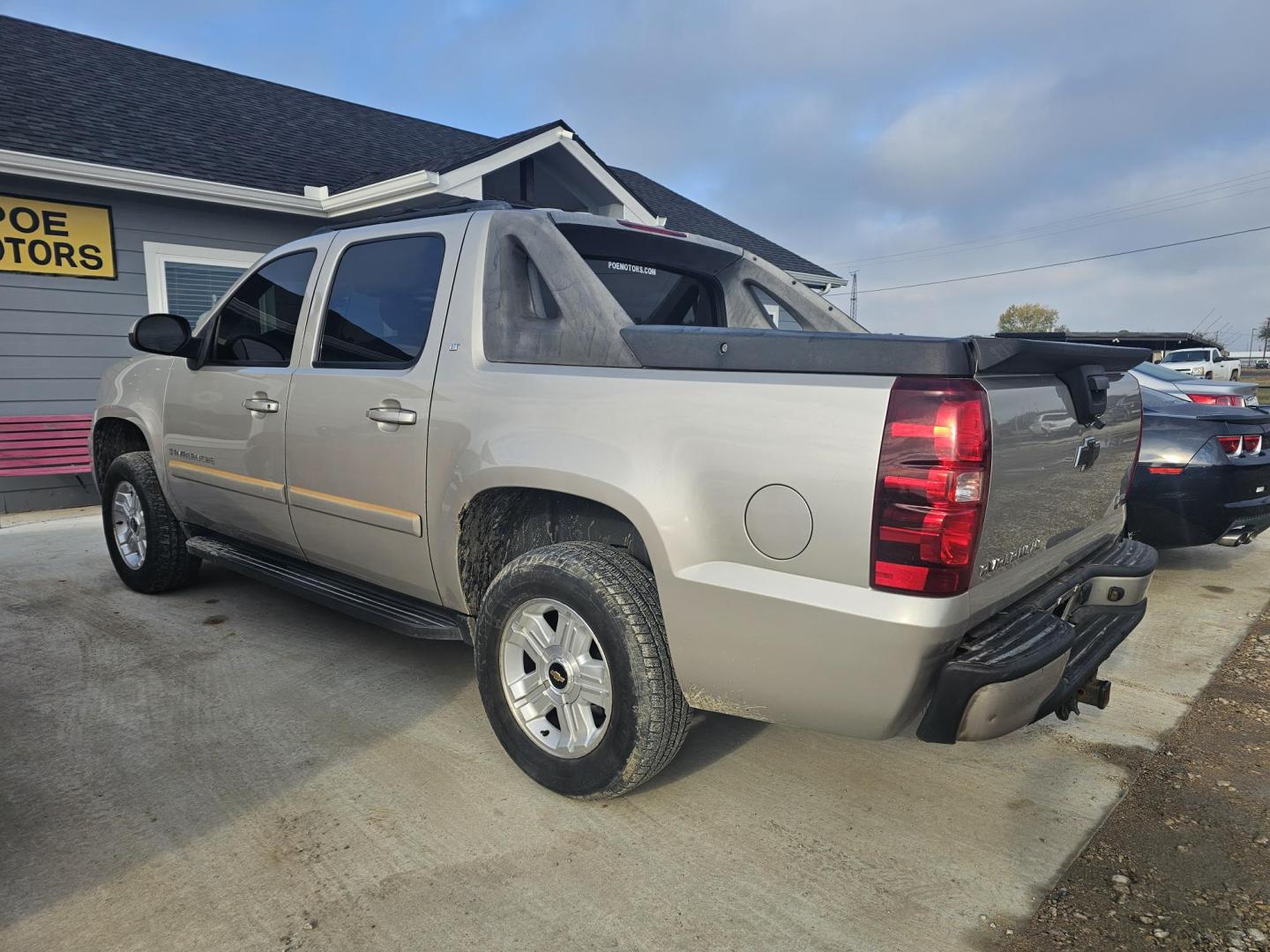 2007 TAN Chevrolet Avalanche LS 4WD (3GNFK12377G) with an 5.3L V8 OHV 16V FFV engine, 4-Speed Automatic Overdrive transmission, located at 607 S Seven Points BLVD, Seven Points, TX, 75143, (430) 255-4030, 32.313934, -96.207932 - Photo#3