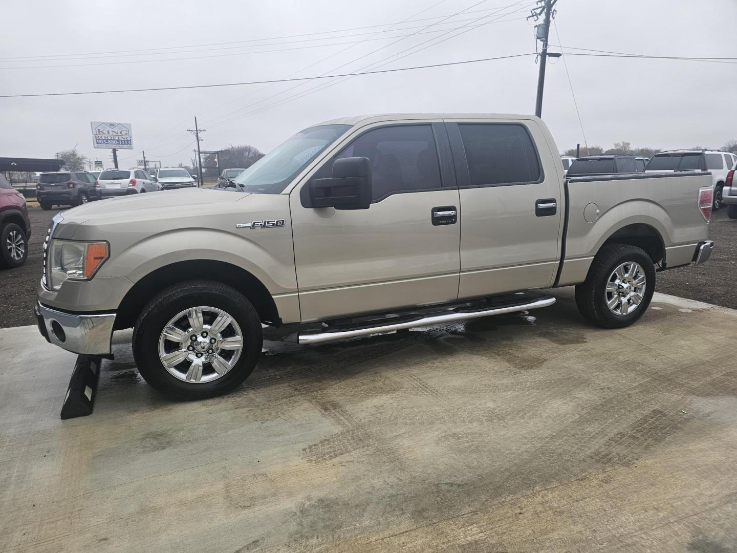 2010 TAN Ford F-150 Lariat SuperCrew 5.5-ft. Bed 2WD (1FTEW1C80AF) with an 4.6L V8 SOHC 24V engine, 4-Speed Automatic transmission, located at 607 S Seven Points BLVD, Seven Points, TX, 75143, (430) 255-4030, 32.313934, -96.207932 - Photo#0