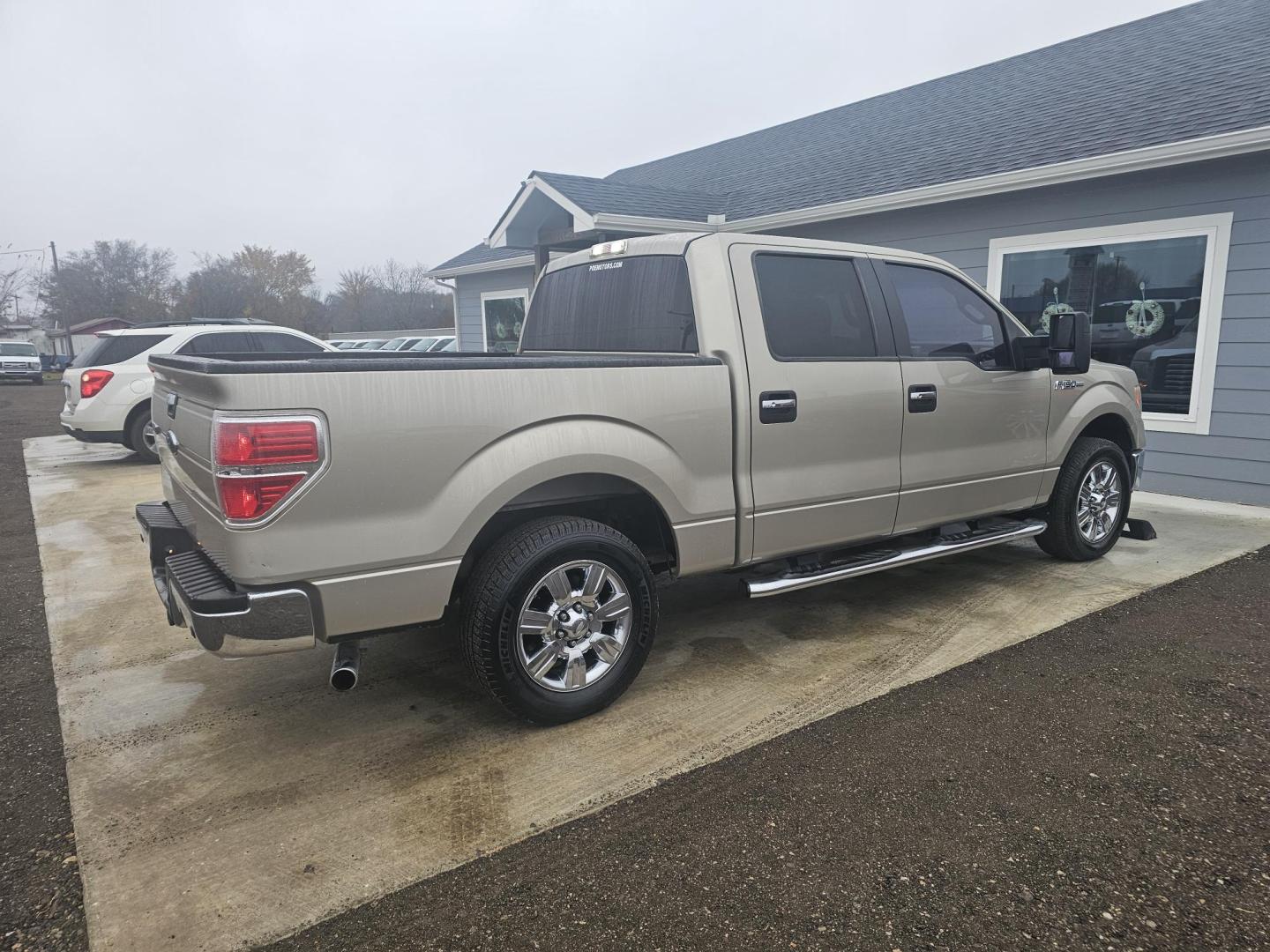 2010 TAN Ford F-150 Lariat SuperCrew 5.5-ft. Bed 2WD (1FTEW1C80AF) with an 4.6L V8 SOHC 24V engine, 4-Speed Automatic transmission, located at 607 S Seven Points BLVD, Seven Points, TX, 75143, (430) 255-4030, 32.313934, -96.207932 - Photo#2