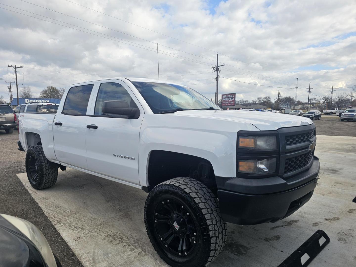 2014 WHITE Chevrolet Silverado 1500 Work Truck 1WT Crew Cab 4WD (3GCUKPEH9EG) with an 4.3L V6 OHV 12V engine, 6-Speed Automatic transmission, located at 607 S Seven Points BLVD, Seven Points, TX, 75143, (430) 255-4030, 32.313934, -96.207932 - Photo#1