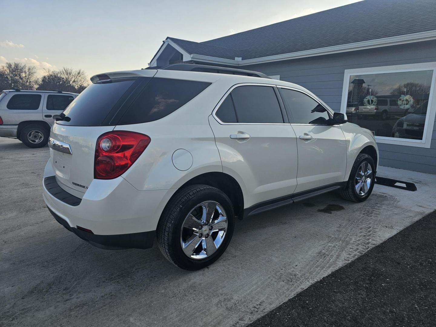 2013 WHITE Chevrolet Equinox 1LT 2WD (1GNALDEK8DZ) with an 2.4L L4 DOHC 16V engine, 6-Speed Automatic transmission, located at 607 S Seven Points BLVD, Seven Points, TX, 75143, (430) 255-4030, 32.313934, -96.207932 - Photo#2