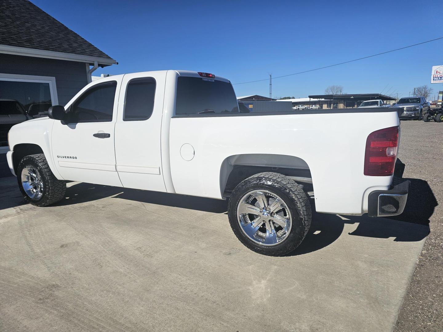 2010 WHITE Chevrolet Silverado 1500 LS Extended Cab 2WD (1GCSCREA5AZ) with an 4.8L V8 OHV 16V engine, 4-Speed Automatic transmission, located at 607 S Seven Points BLVD, Seven Points, TX, 75143, (430) 255-4030, 32.313934, -96.207932 - Photo#3