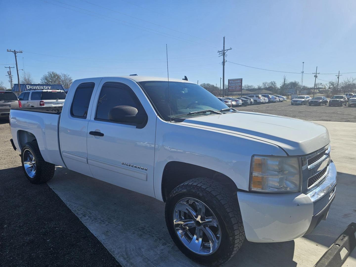 2010 WHITE Chevrolet Silverado 1500 LS Extended Cab 2WD (1GCSCREA5AZ) with an 4.8L V8 OHV 16V engine, 4-Speed Automatic transmission, located at 607 S Seven Points BLVD, Seven Points, TX, 75143, (430) 255-4030, 32.313934, -96.207932 - Photo#1