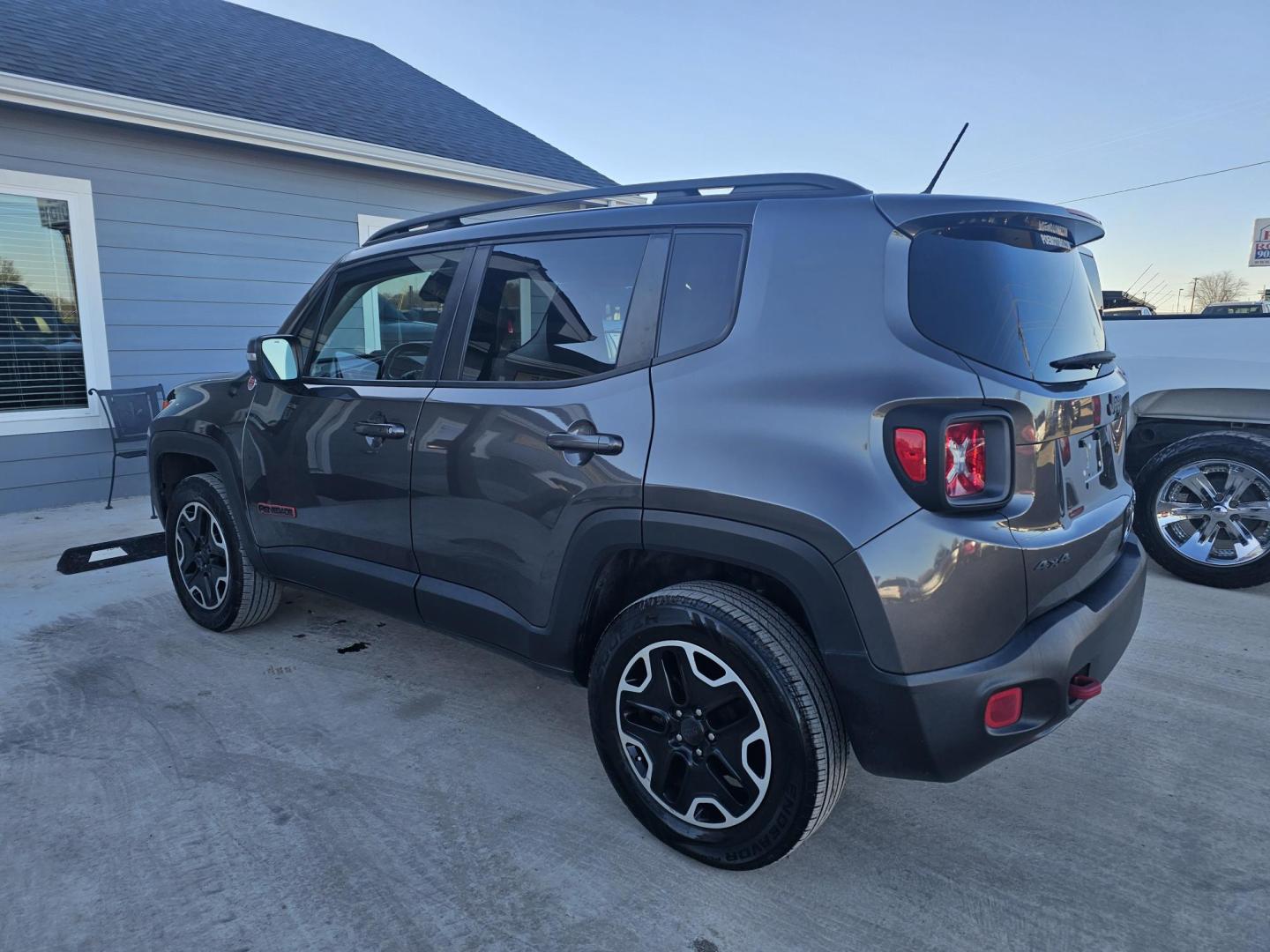 2016 GRAY Jeep Renegade Trailhawk (ZACCJBCTXGP) with an 2.4L L4 DOHC 16V engine, 9A transmission, located at 607 S Seven Points BLVD, Seven Points, TX, 75143, (430) 255-4030, 32.313934, -96.207932 - Photo#3