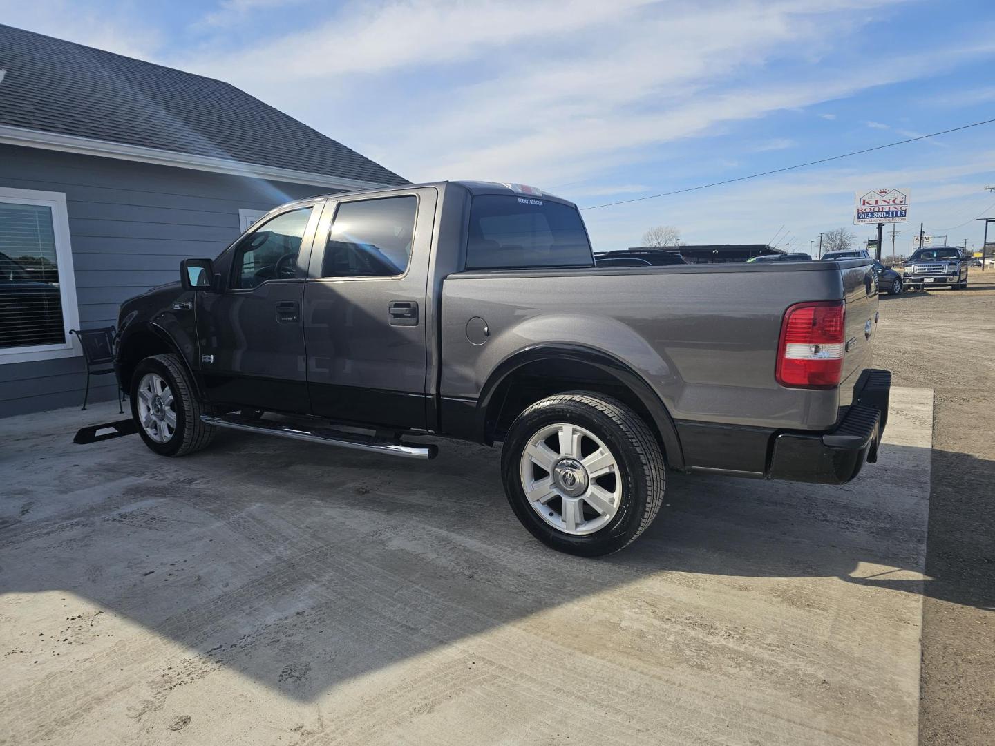 2008 GRAY Ford F-150 Lariat SuperCrew 2WD (1FTRW12W98K) with an 4.6L V8 SOHC 16V engine, 4-Speed Automatic Overdrive transmission, located at 607 S Seven Points BLVD, Seven Points, TX, 75143, (430) 255-4030, 32.313934, -96.207932 - Photo#3