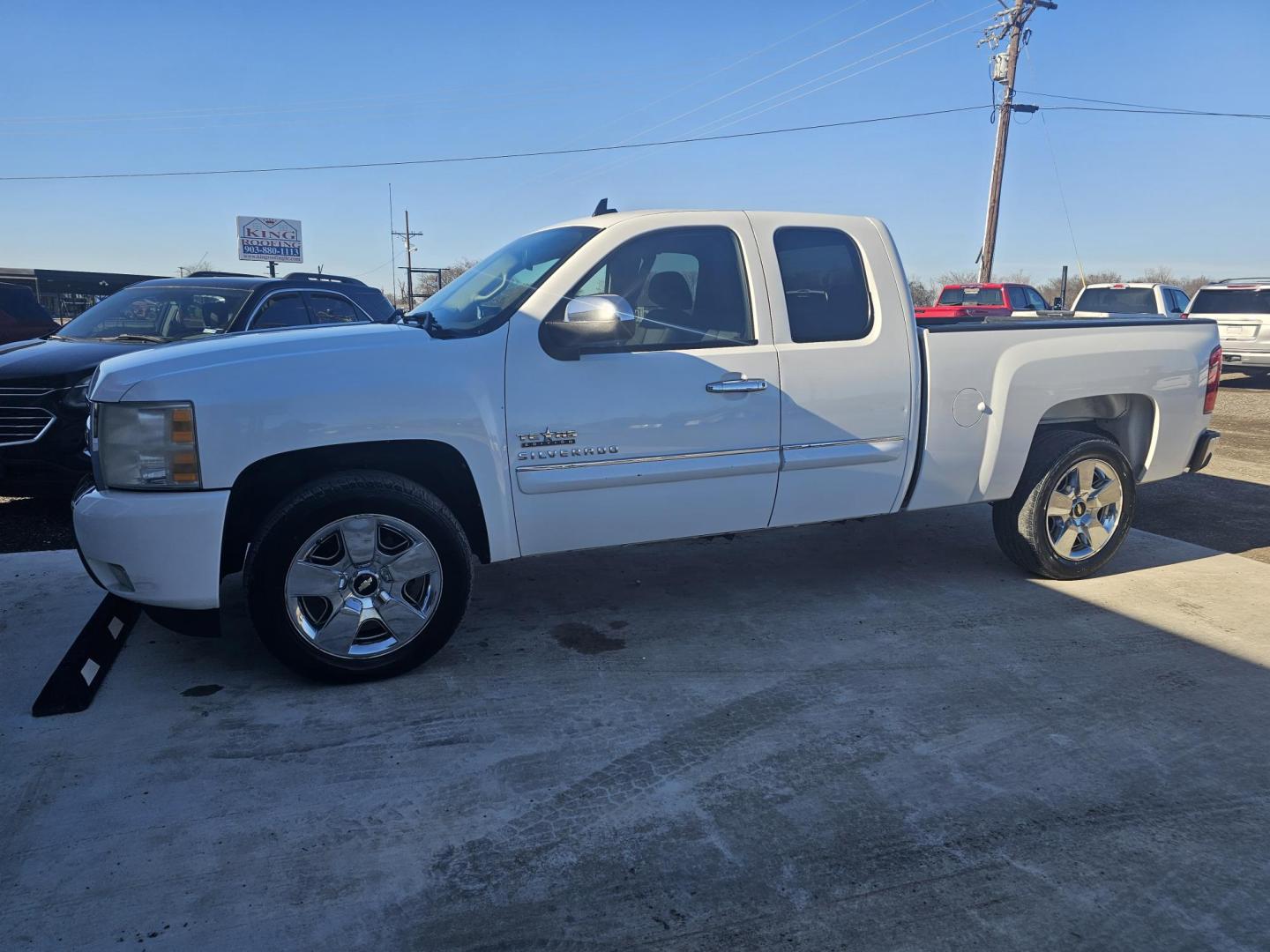 2011 WHITE Chevrolet Silverado 1500 LT Ext. Cab 2WD (1GCRCSE08BZ) with an 5.3L V8 OHV 16V FFV engine, 4-Speed Automatic transmission, located at 607 S Seven Points BLVD, Seven Points, TX, 75143, (430) 255-4030, 32.313934, -96.207932 - Photo#0