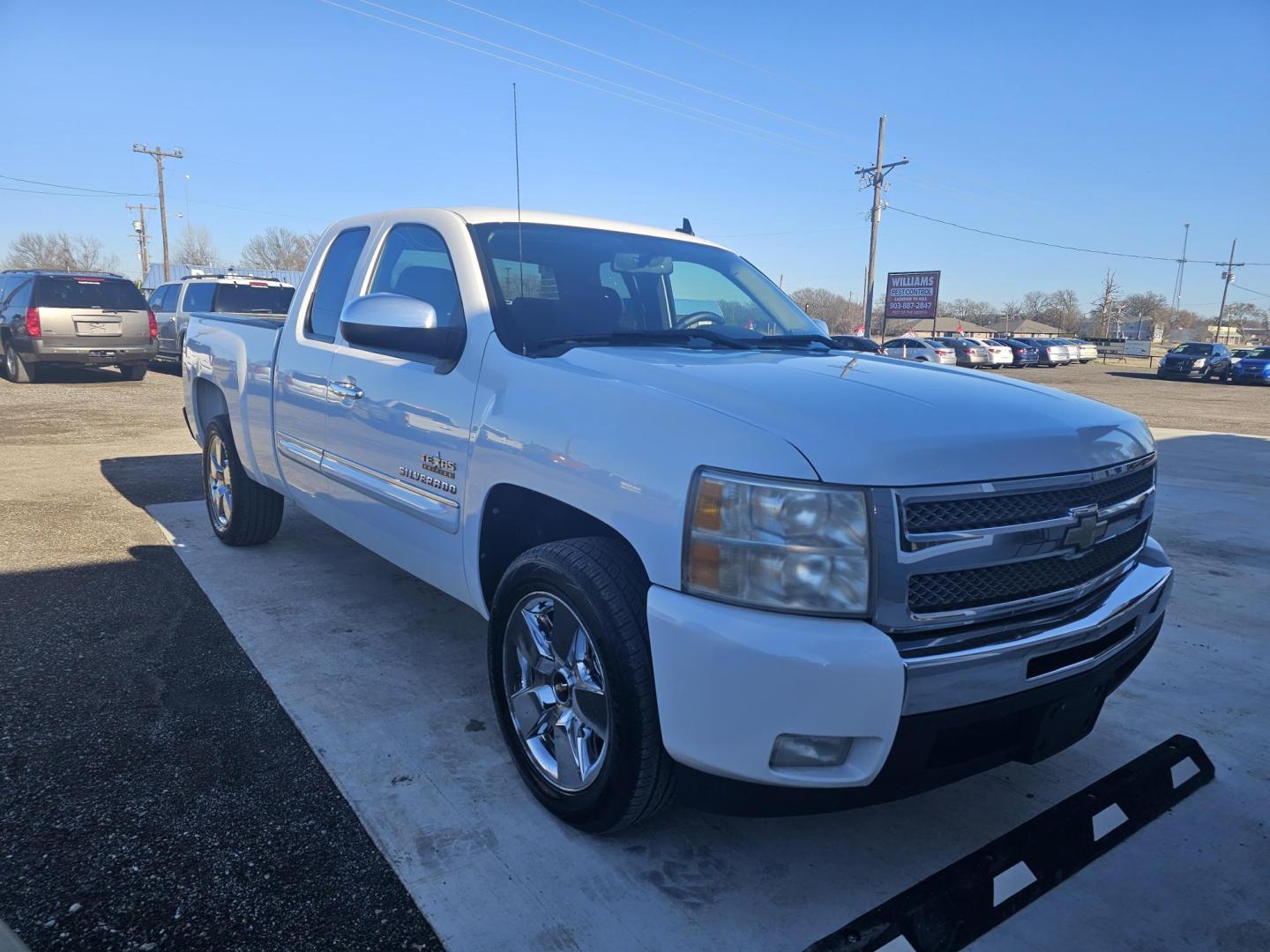 2011 WHITE Chevrolet Silverado 1500 LT Ext. Cab 2WD (1GCRCSE08BZ) with an 5.3L V8 OHV 16V FFV engine, 4-Speed Automatic transmission, located at 607 S Seven Points BLVD, Seven Points, TX, 75143, (430) 255-4030, 32.313934, -96.207932 - Photo#1