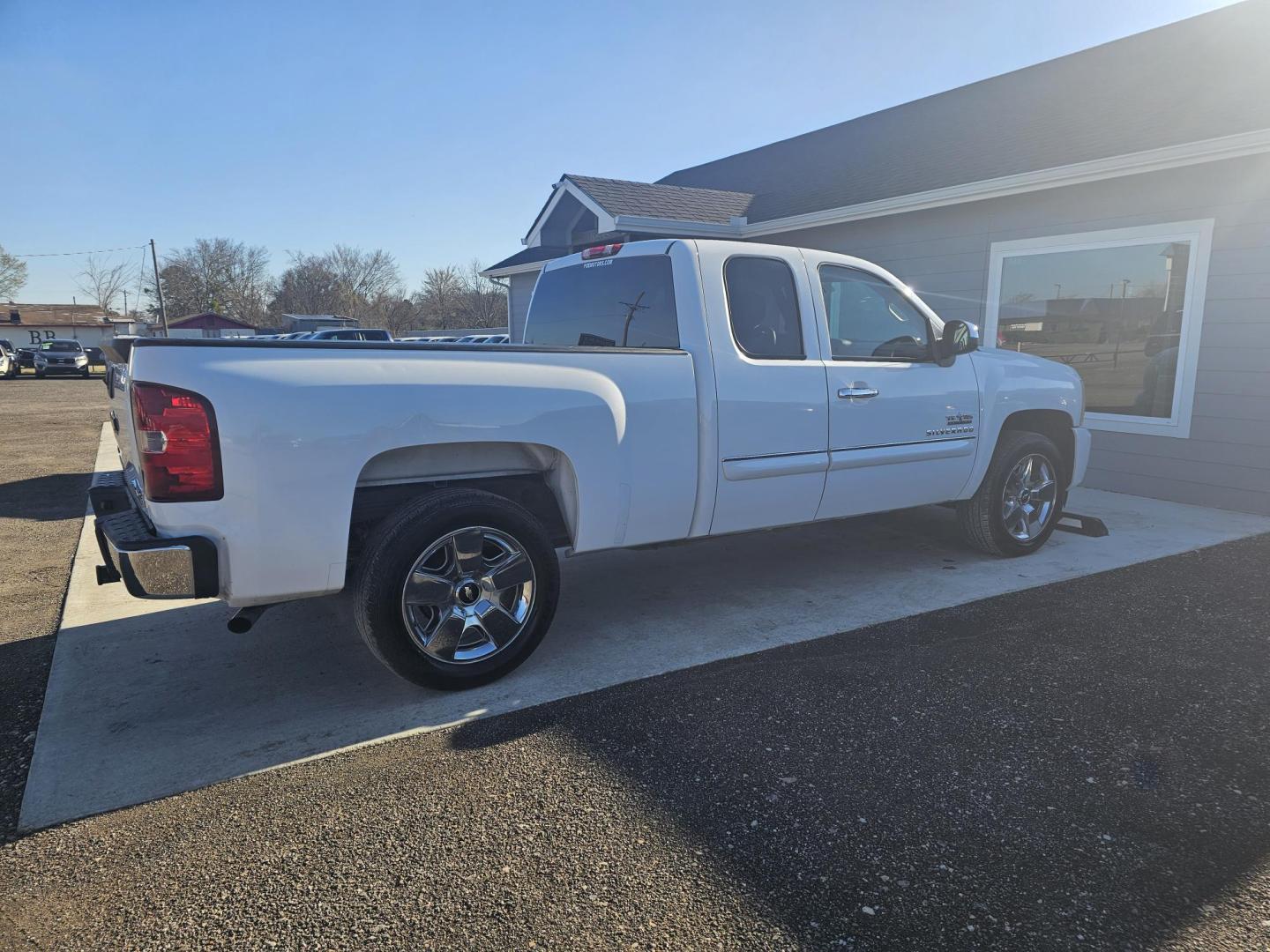 2011 WHITE Chevrolet Silverado 1500 LT Ext. Cab 2WD (1GCRCSE08BZ) with an 5.3L V8 OHV 16V FFV engine, 4-Speed Automatic transmission, located at 607 S Seven Points BLVD, Seven Points, TX, 75143, (430) 255-4030, 32.313934, -96.207932 - Photo#2