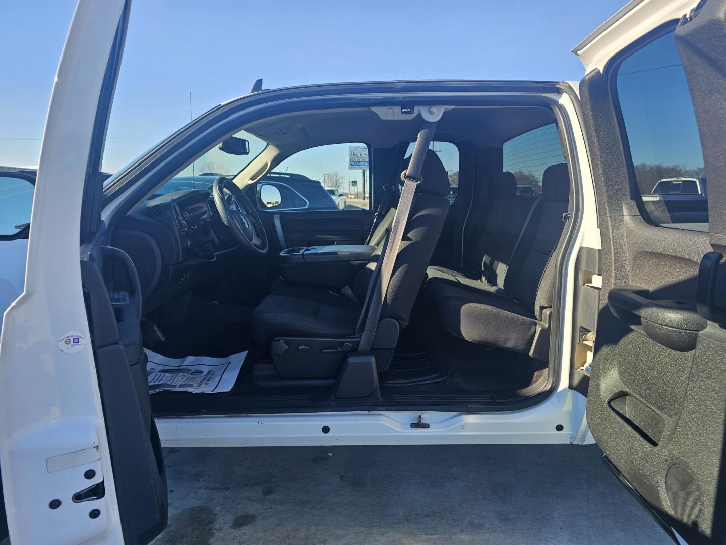 2011 WHITE Chevrolet Silverado 1500 LT Ext. Cab 2WD (1GCRCSE08BZ) with an 5.3L V8 OHV 16V FFV engine, 4-Speed Automatic transmission, located at 607 S Seven Points BLVD, Seven Points, TX, 75143, (430) 255-4030, 32.313934, -96.207932 - Photo#5