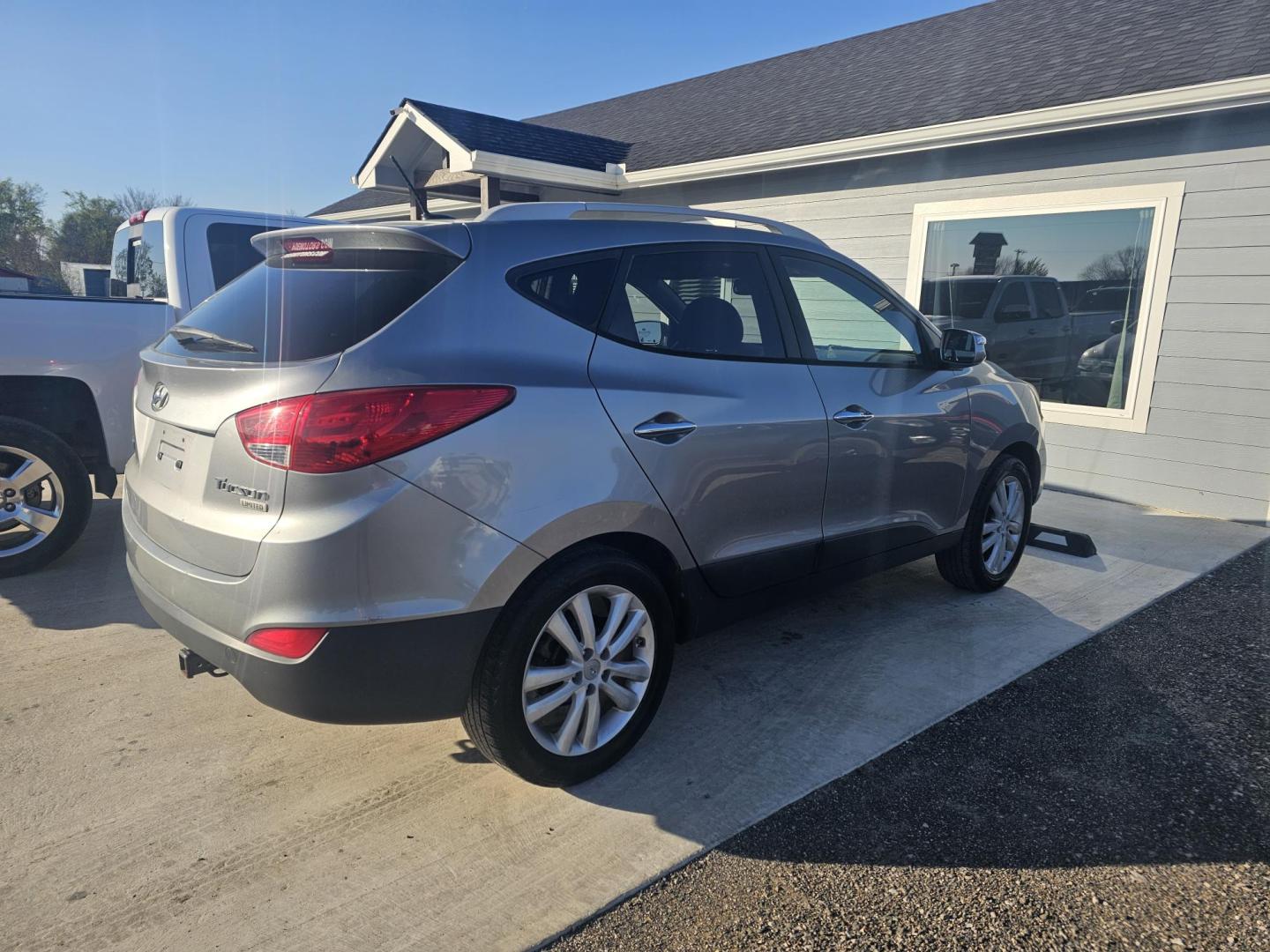 2011 GRAY Hyundai Tucson Limited 2WD (KM8JU3AC8BU) with an 2.4L L4 DOHC 16V engine, 6-Speed Automatic transmission, located at 607 S Seven Points BLVD, Seven Points, TX, 75143, (430) 255-4030, 32.313934, -96.207932 - Photo#2