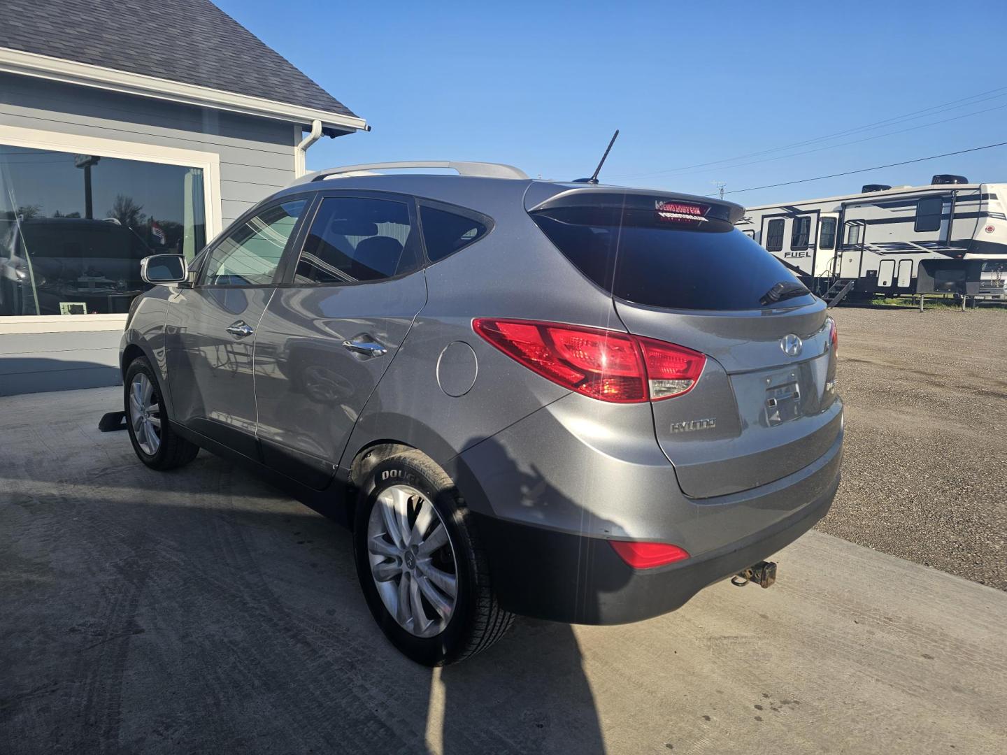 2011 GRAY Hyundai Tucson Limited 2WD (KM8JU3AC8BU) with an 2.4L L4 DOHC 16V engine, 6-Speed Automatic transmission, located at 607 S Seven Points BLVD, Seven Points, TX, 75143, (430) 255-4030, 32.313934, -96.207932 - Photo#3