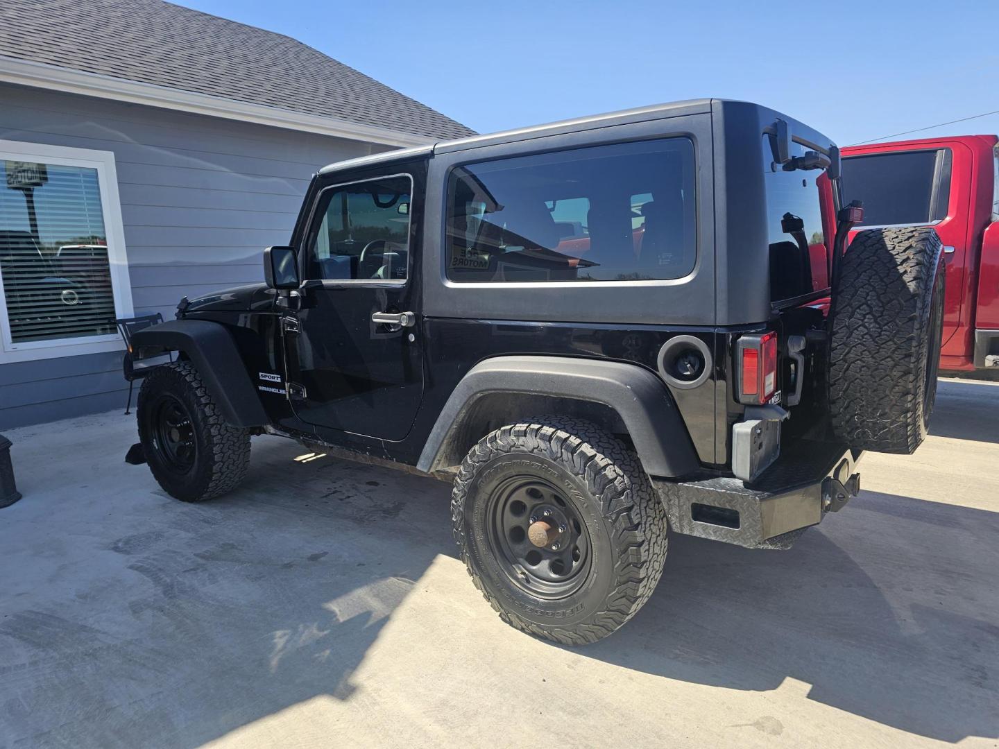 2011 BLACK Jeep Wrangler Sport 4WD (1J4AA2D16BL) with an 3.8L V6 OHV 12V engine, located at 607 S Seven Points BLVD, Seven Points, TX, 75143, (430) 255-4030, 32.313934, -96.207932 - Photo#3