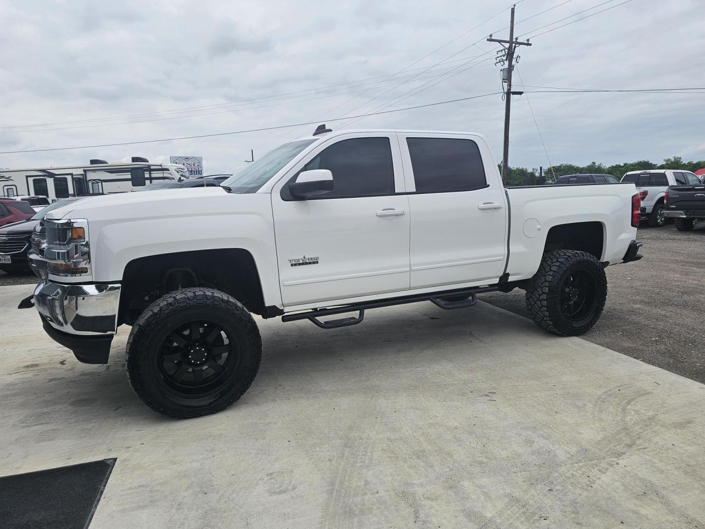 2017 WHITE Chevrolet Silverado 1500 LT Crew Cab 2WD (3GCPCREC6HG) with an 5.3L V8 OHV 16V engine, 6A transmission, located at 607 S Seven Points BLVD, Seven Points, TX, 75143, (430) 255-4030, 32.313934, -96.207932 - Photo#0