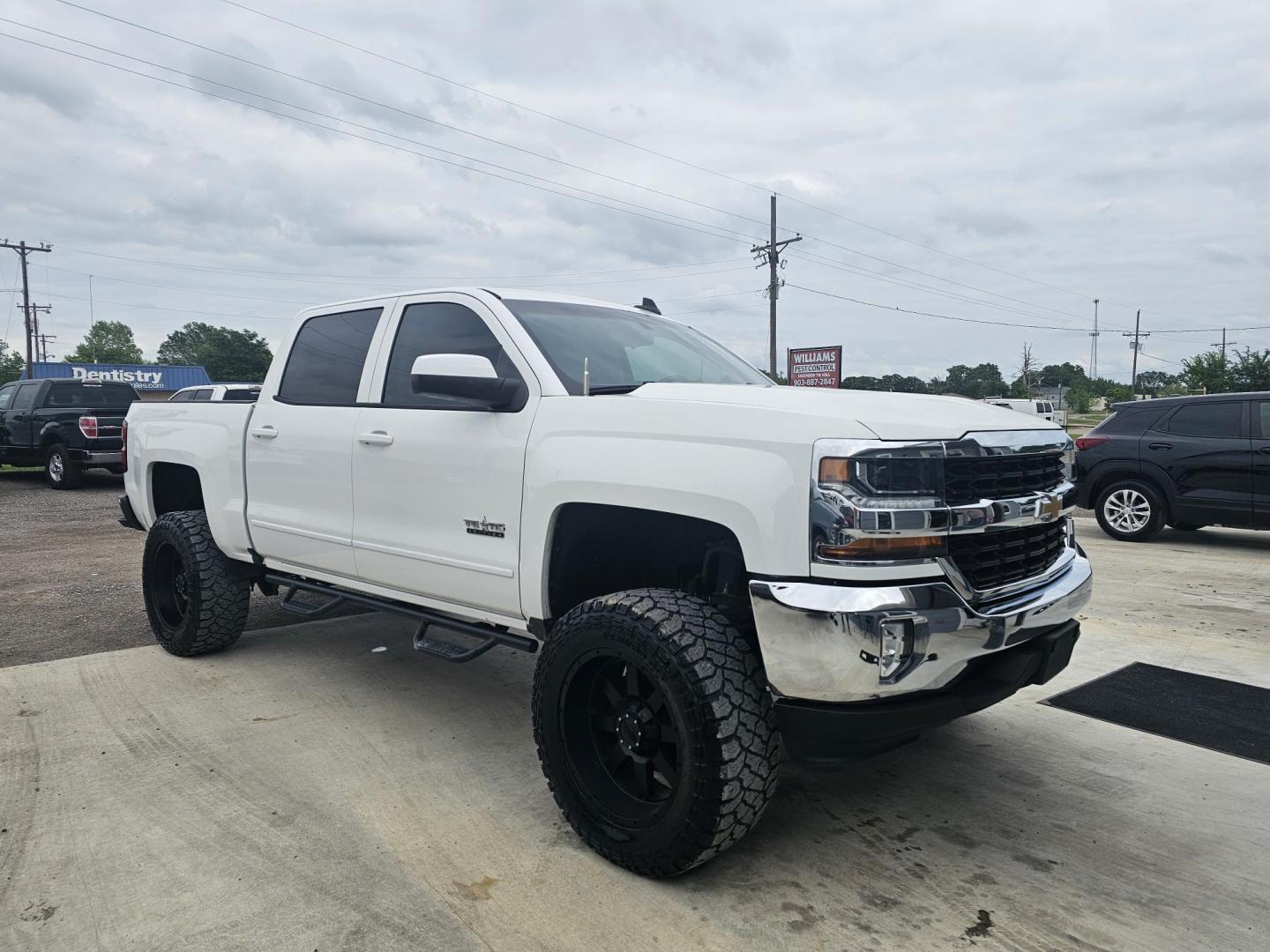 2017 WHITE Chevrolet Silverado 1500 LT Crew Cab 2WD (3GCPCREC6HG) with an 5.3L V8 OHV 16V engine, 6A transmission, located at 607 S Seven Points BLVD, Seven Points, TX, 75143, (430) 255-4030, 32.313934, -96.207932 - Photo#1