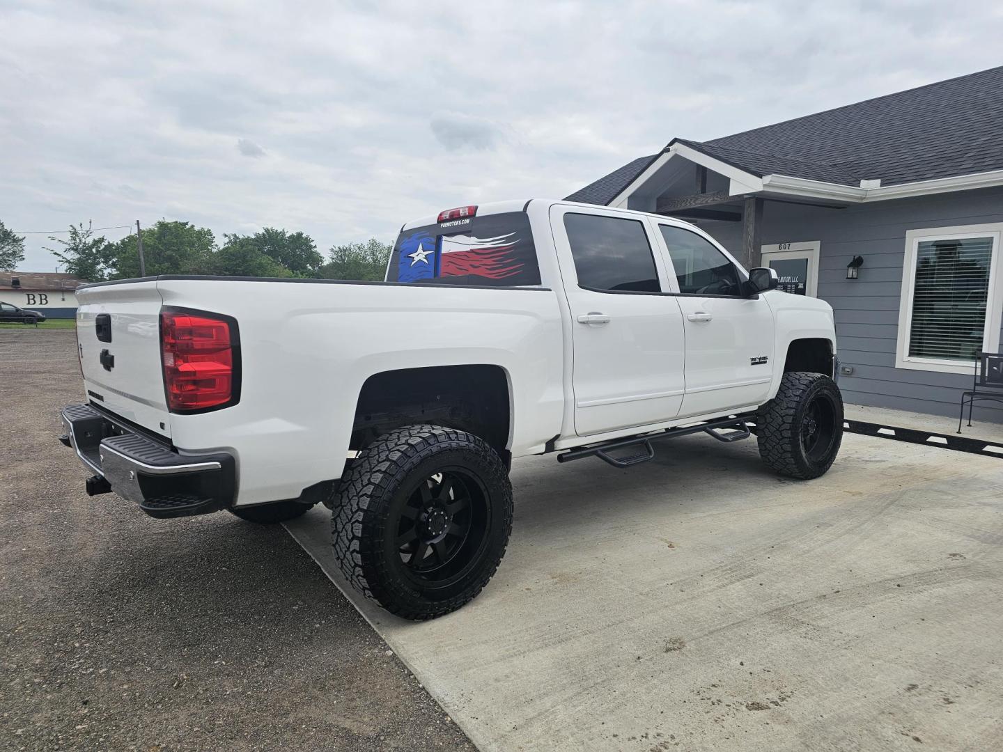 2017 WHITE Chevrolet Silverado 1500 LT Crew Cab 2WD (3GCPCREC6HG) with an 5.3L V8 OHV 16V engine, 6A transmission, located at 607 S Seven Points BLVD, Seven Points, TX, 75143, (430) 255-4030, 32.313934, -96.207932 - Photo#2