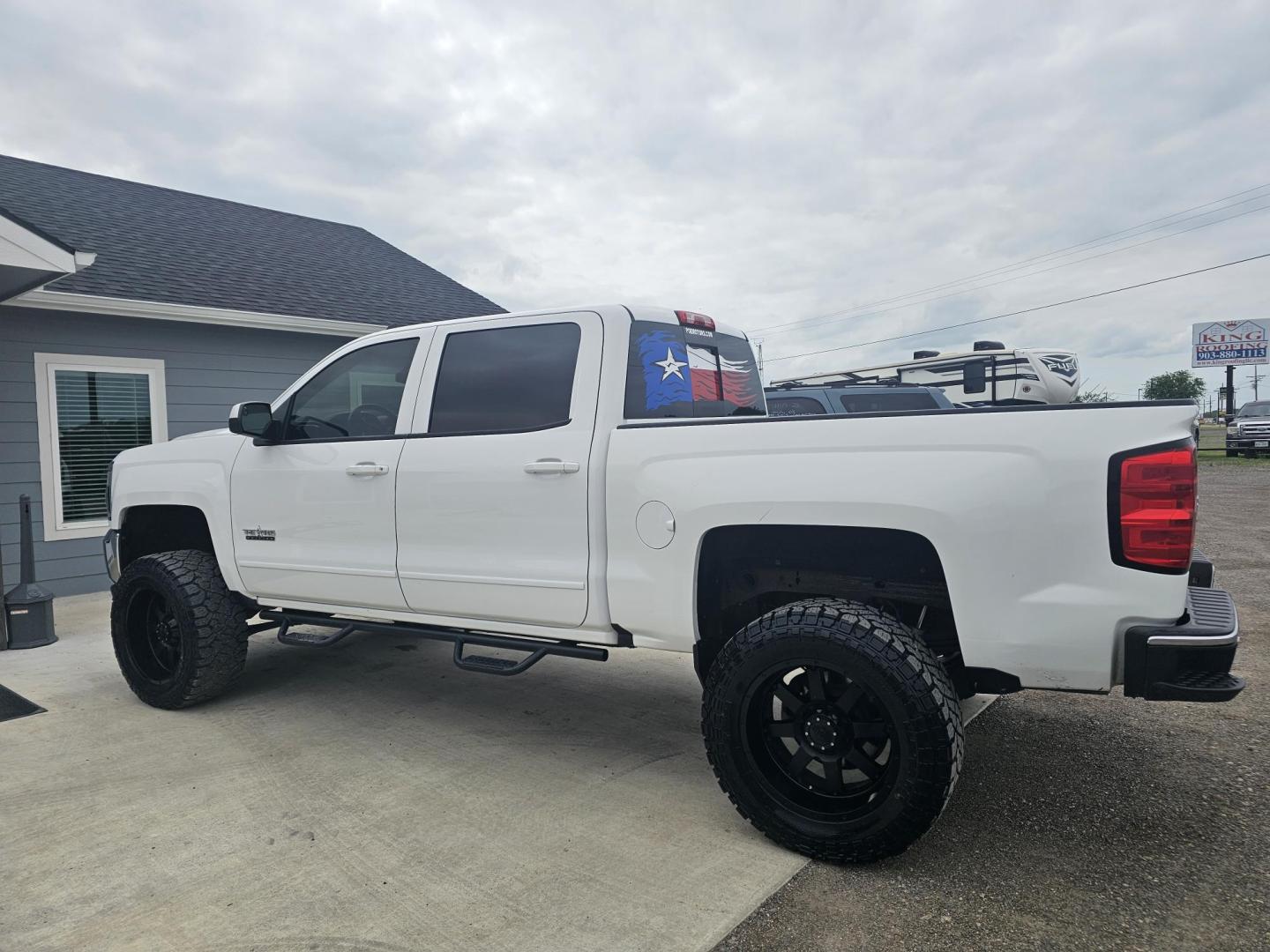 2017 WHITE Chevrolet Silverado 1500 LT Crew Cab 2WD (3GCPCREC6HG) with an 5.3L V8 OHV 16V engine, 6A transmission, located at 607 S Seven Points BLVD, Seven Points, TX, 75143, (430) 255-4030, 32.313934, -96.207932 - Photo#3