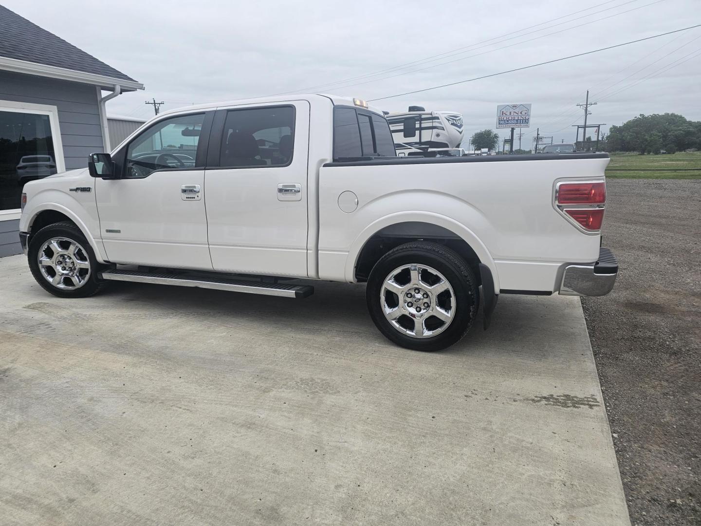 2014 WHITE Ford F-150 Lariat SuperCrew 6.5-ft. Bed 2WD (1FTFW1CT8EF) with an 3.5L V6 TURBO engine, 6-Speed Automatic transmission, located at 607 S Seven Points BLVD, Seven Points, TX, 75143, (430) 255-4030, 32.313934, -96.207932 - Photo#3